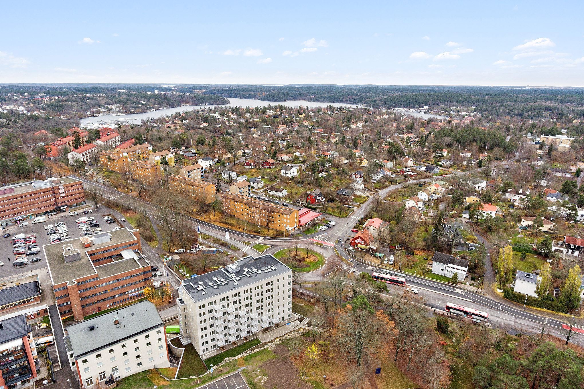 Flygfoto från 2018 när vi på HusmanHagberg sålde de 67 bostäderna i Brf Oakhouse som nyproduktion
