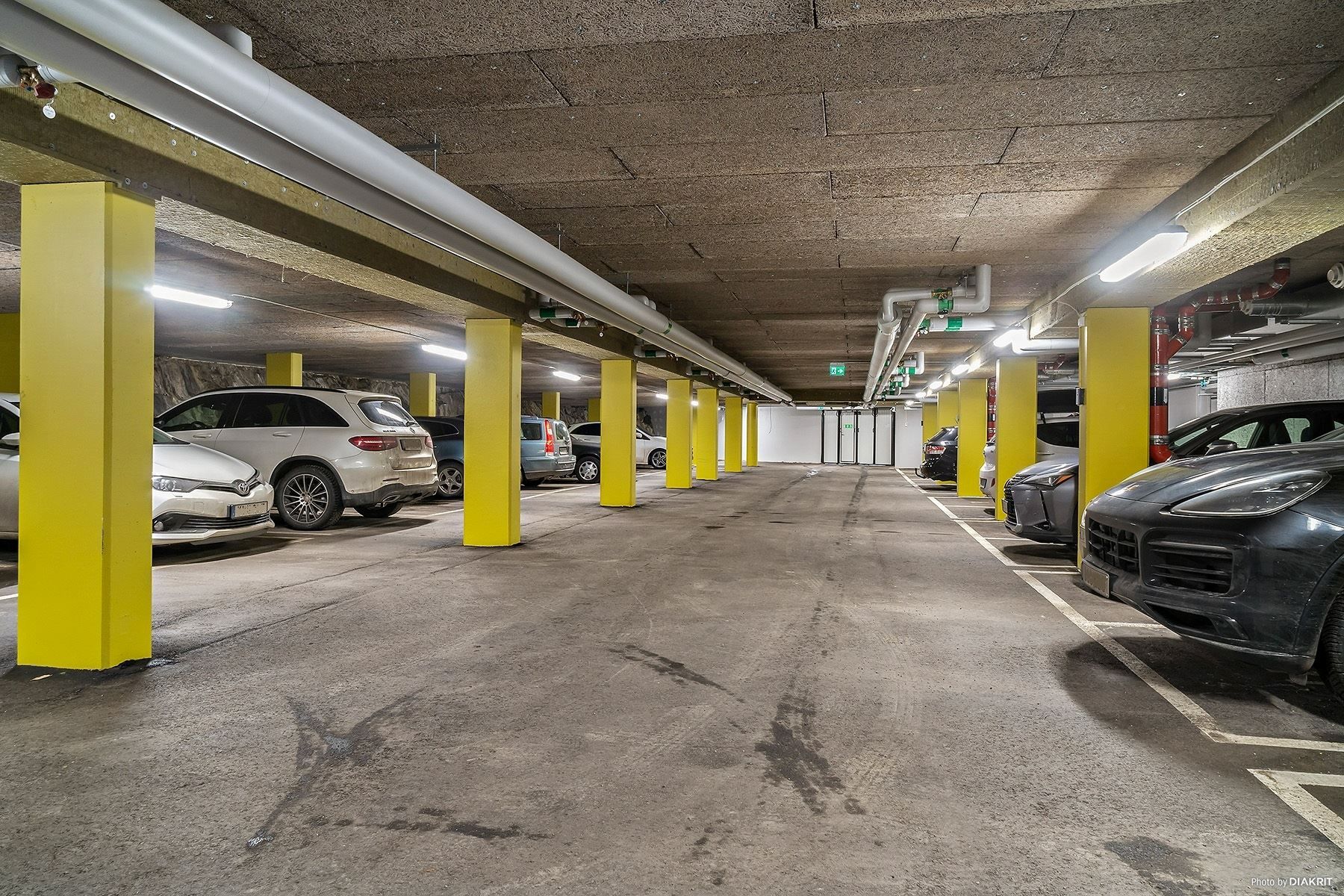 Föreningens garage under huset, där plats kan hyras för 1 375 kr/mån