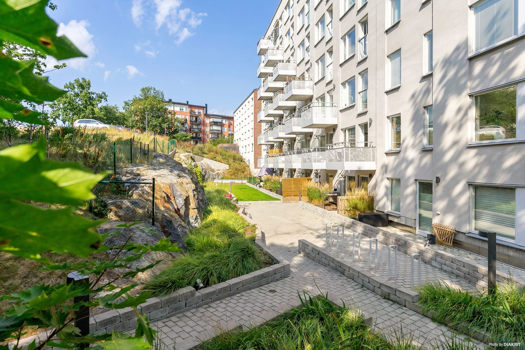 Fina stenbeläggningar och planteringar på föreningens gård