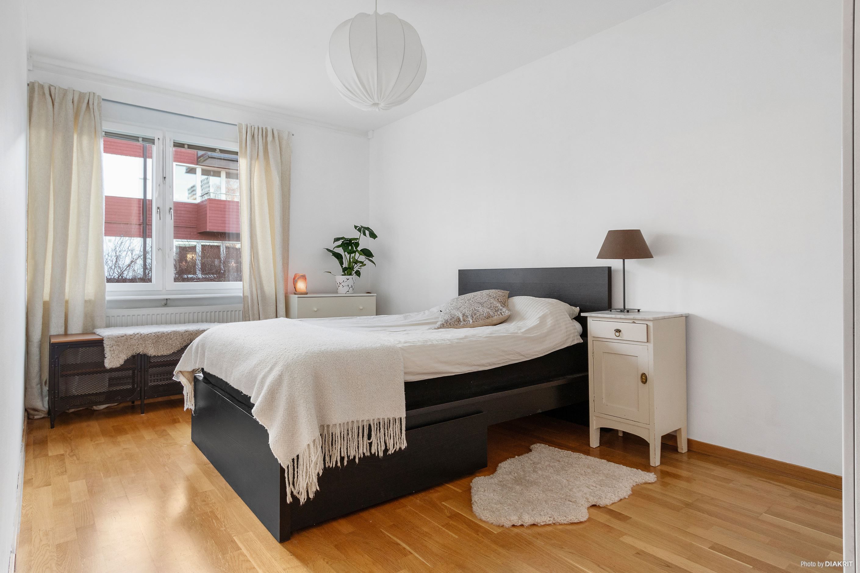 Sovrum med gott om plats för dubbelsäng