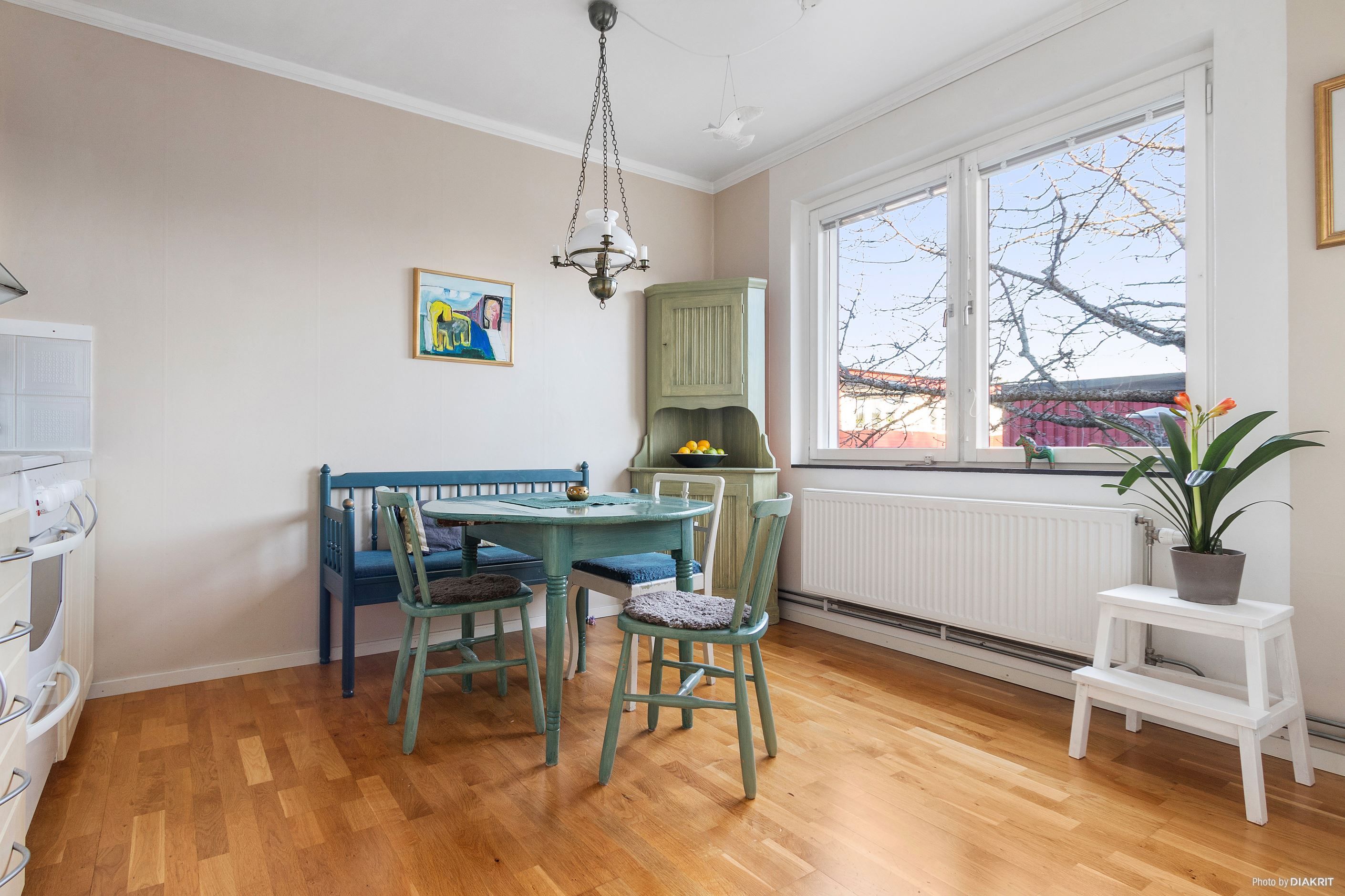 Plats för matgrupp intill kökets fönster