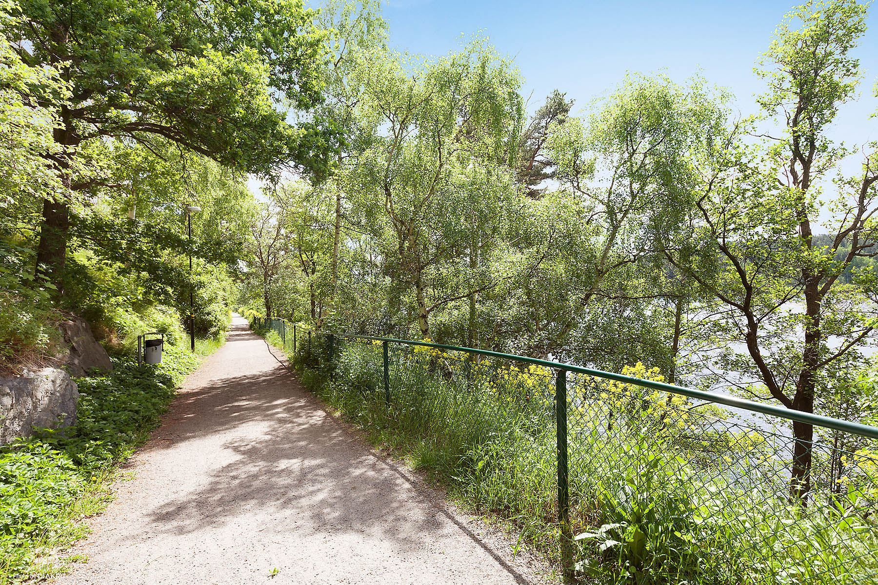 Promenadväg längs vattnet till Sickla Köpkvarter