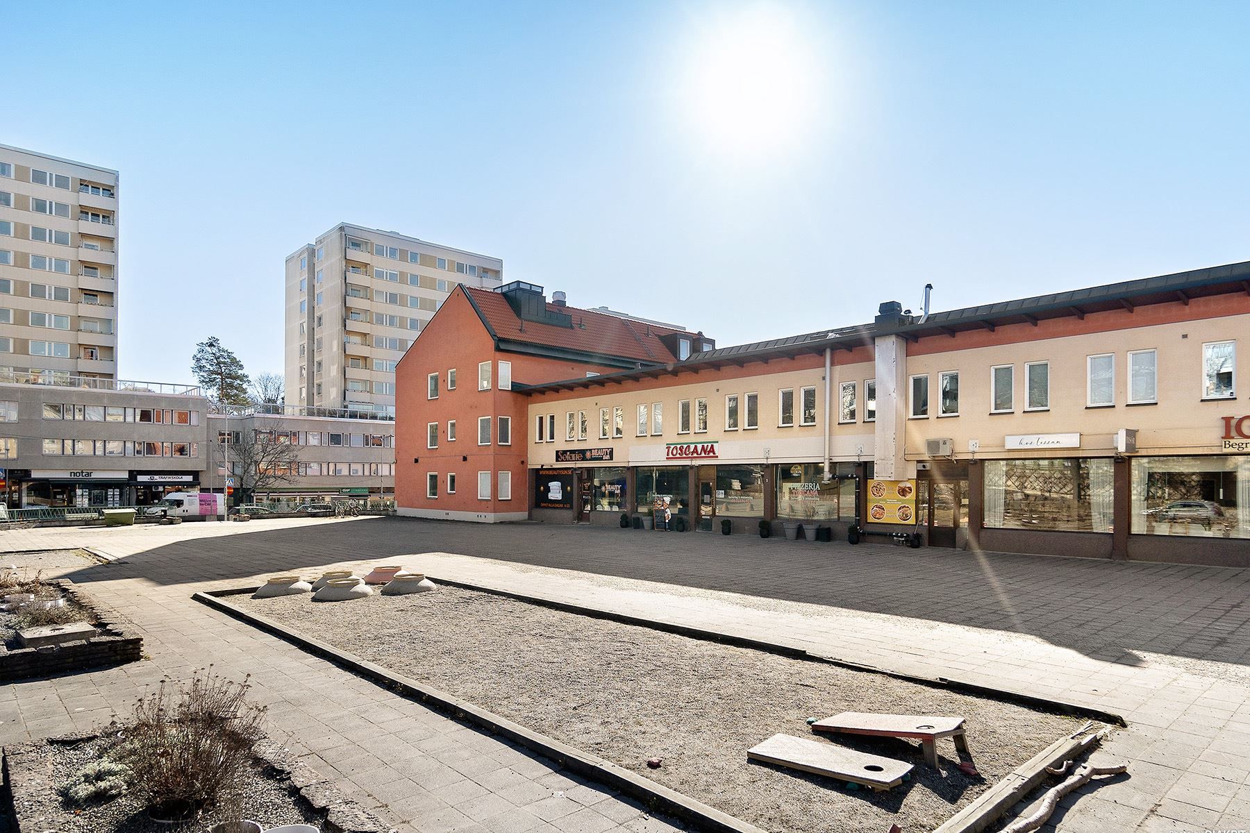 Trivsamt torg i området