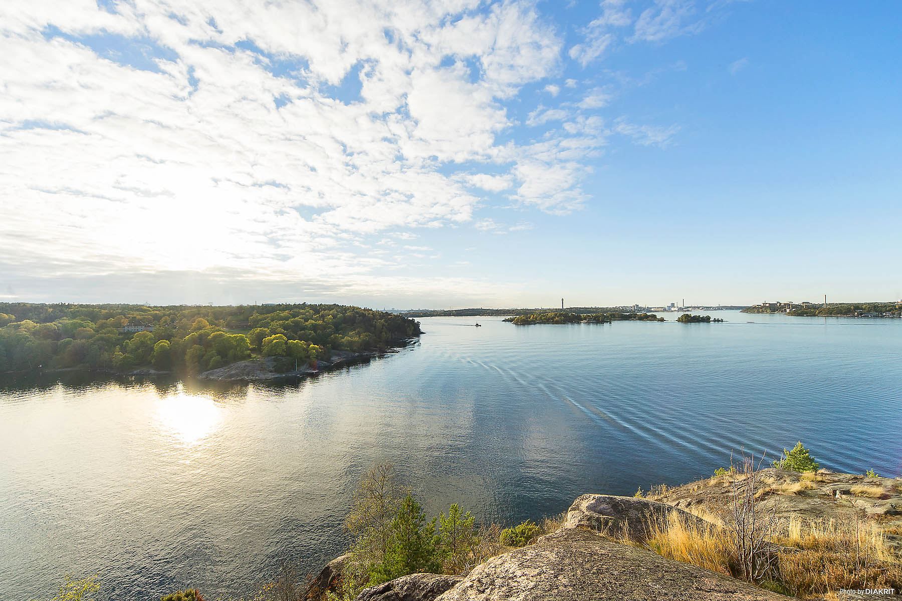 Bedårande utsikt över Nyckelviken och Fjäderholmarna från klipporna i Skuru