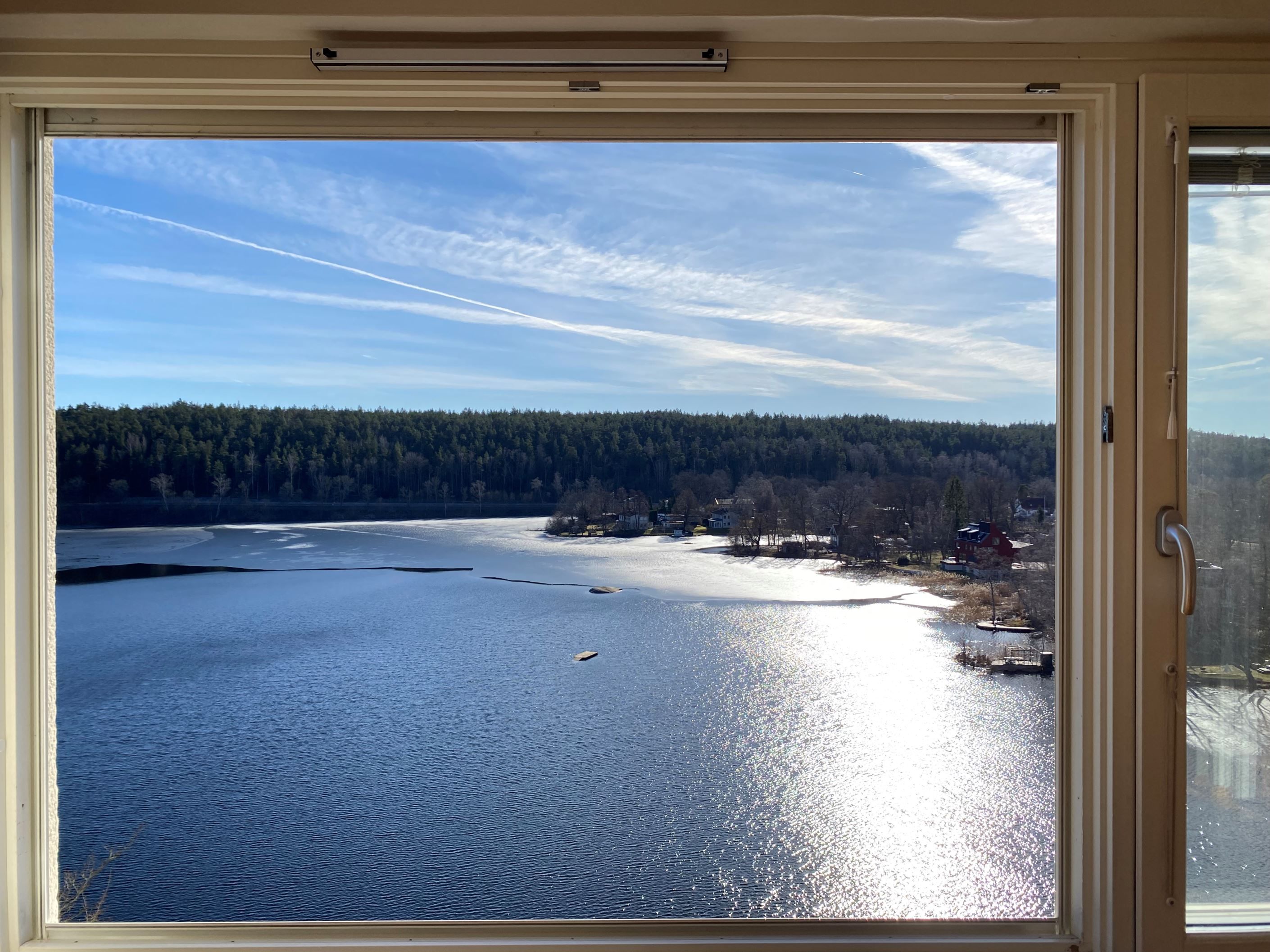 Utsikten genom fönstret i vardagsrummet är som en tavla