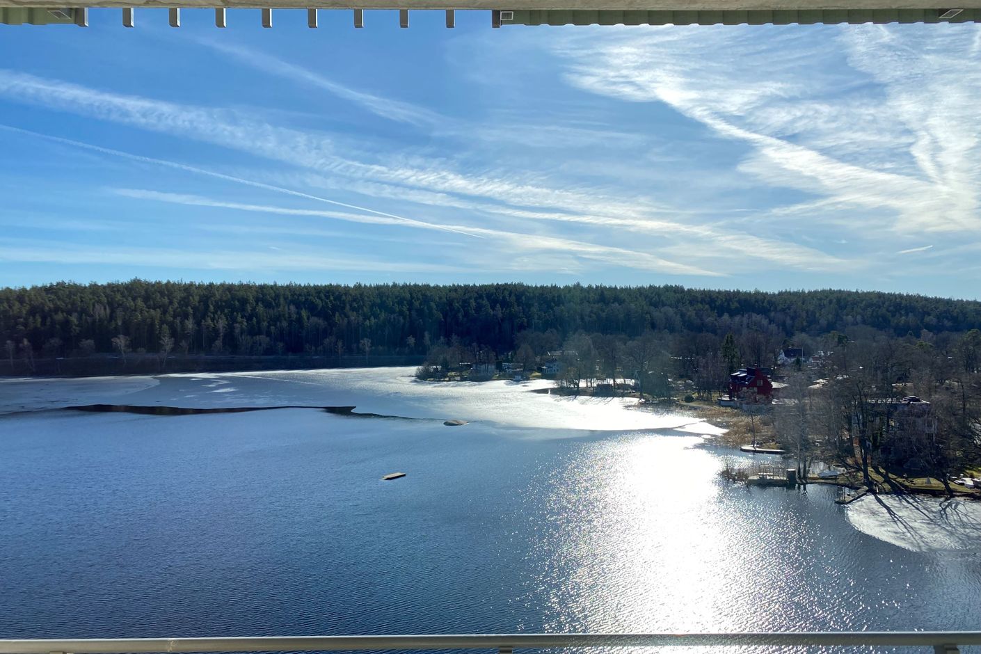 Magisk utsikt över Järlasjön från balkong, kök och vardagsrum!