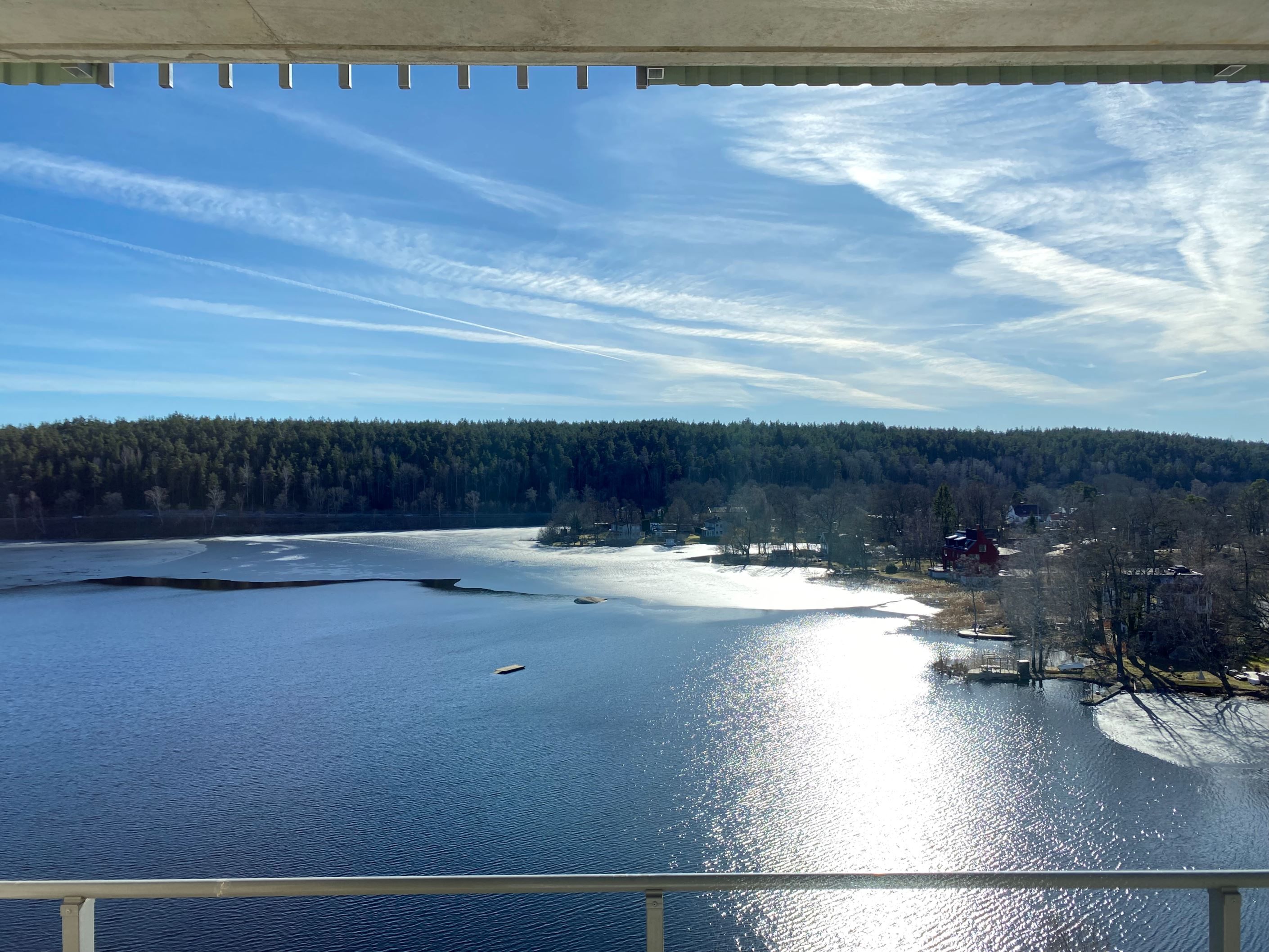 Magisk utsikt över Järlasjön från balkong, kök och vardagsrum!