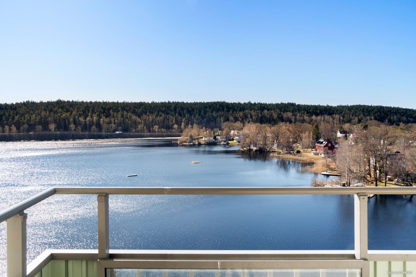 Magisk utsikt över Järlasjön från balkong, kök och vardagsrum!