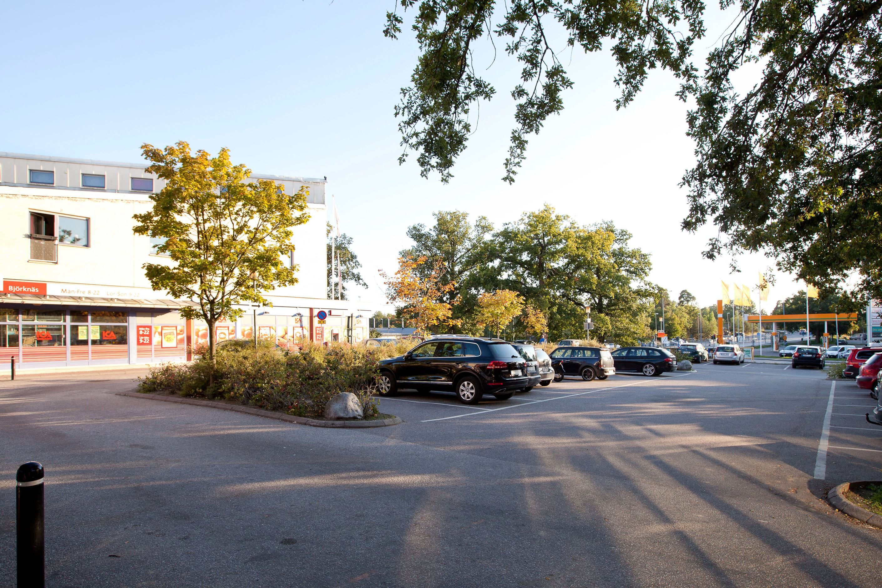Björknäs centrum med bl a ICA-butik, bensinstation, apotek, pizzeria och annan service