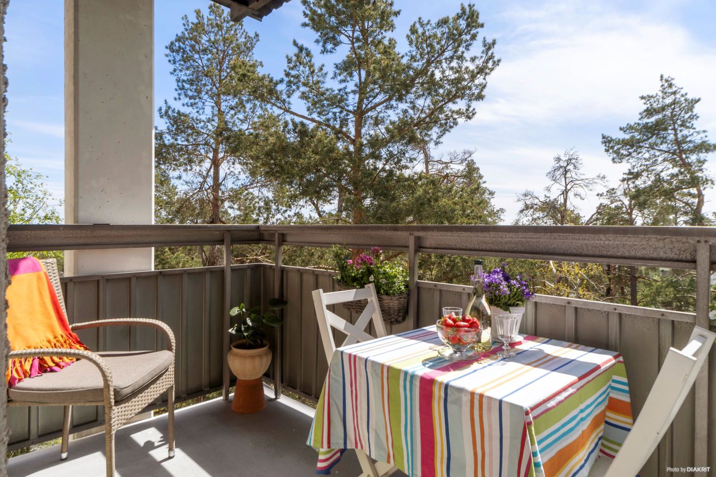 Trevlig balkong i högt fritt läge med massor av sol
