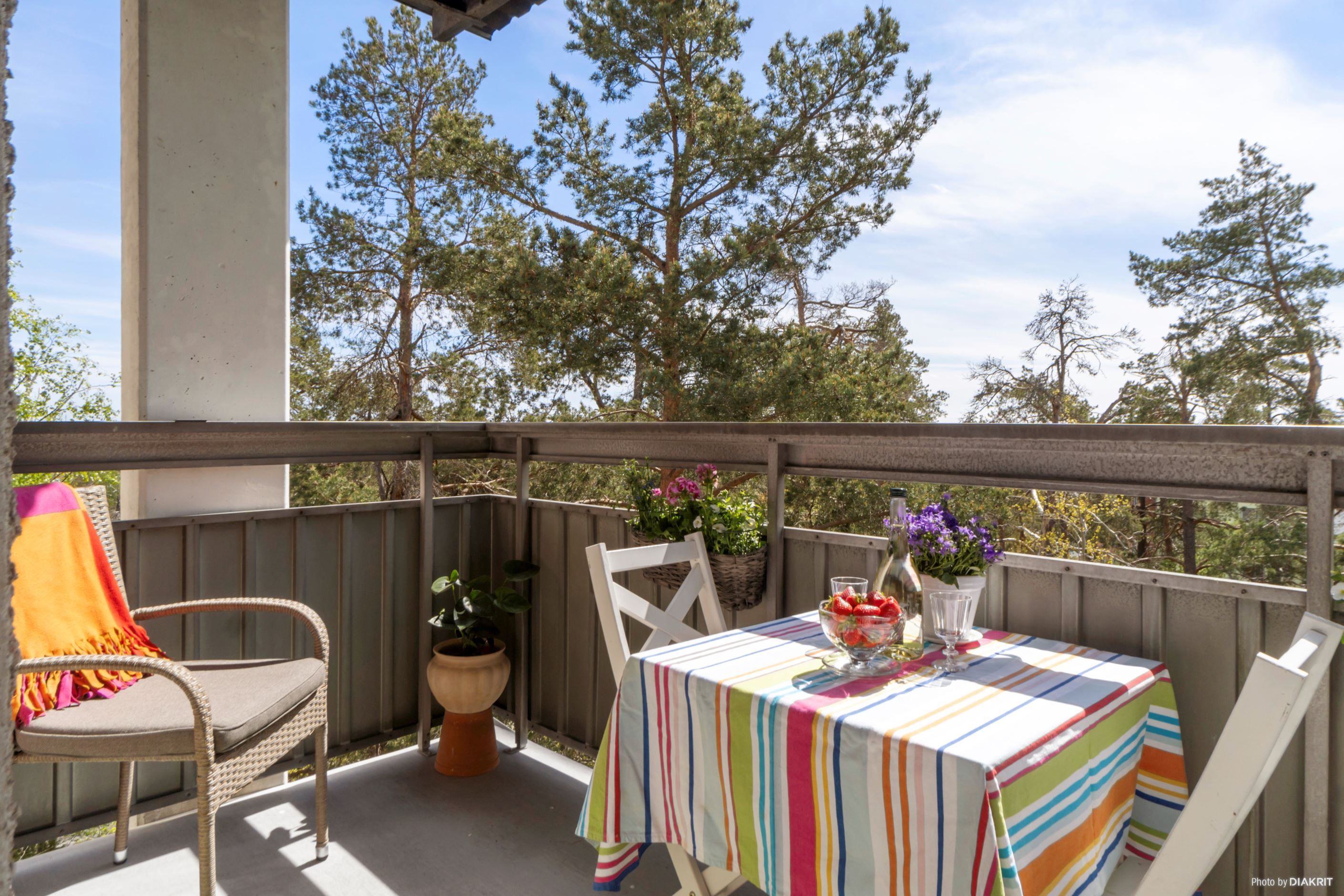 Trevlig balkong i högt fritt läge med massor av sol