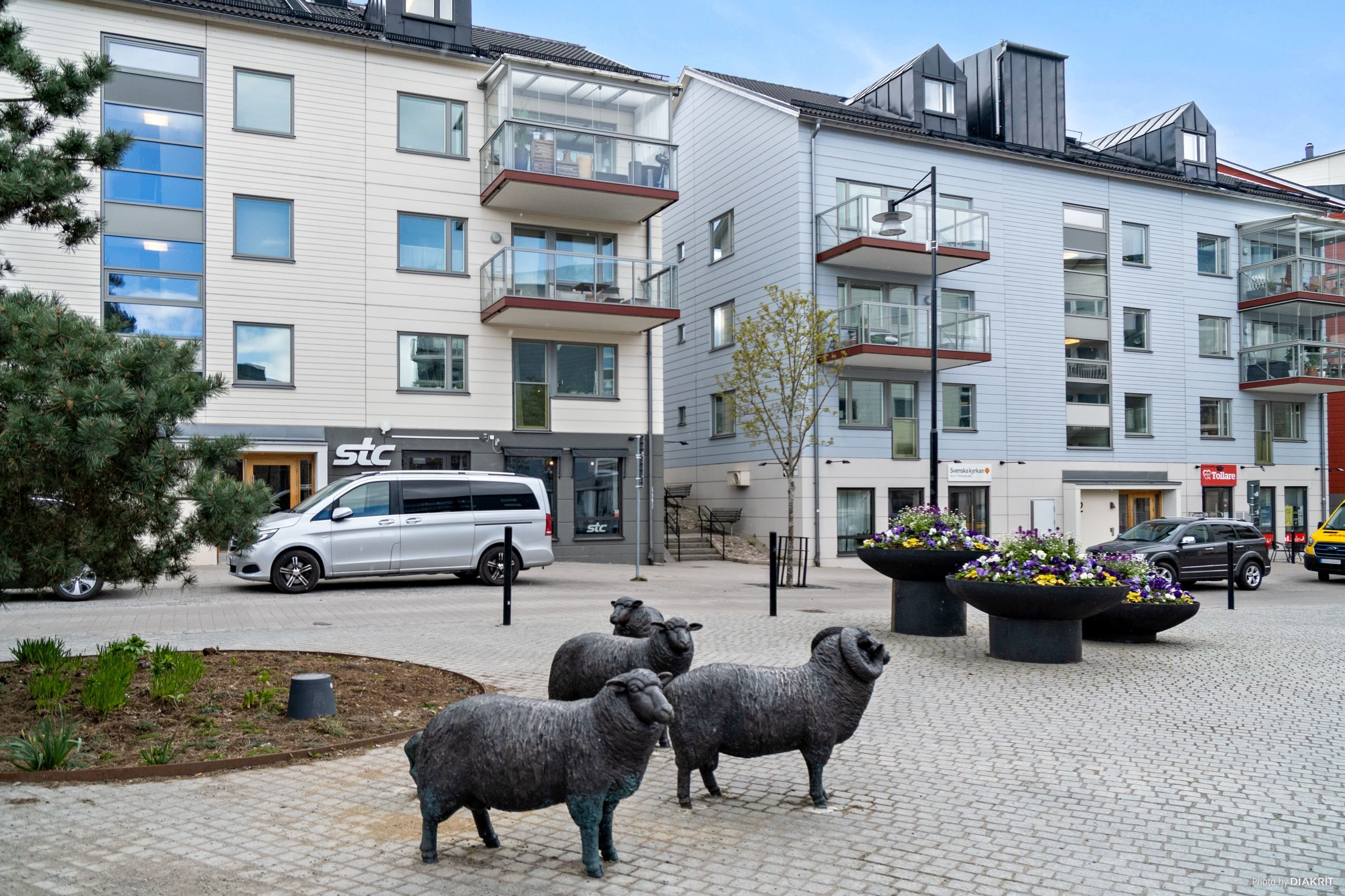 Alldeles runt hörnet finns bl a närbutik, träningscenter och frisör