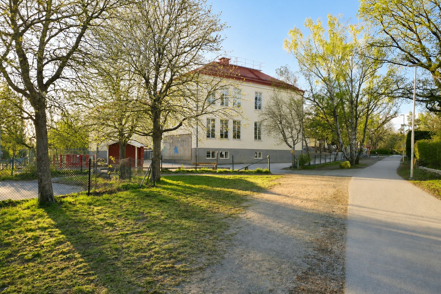 Närliggande Björknässkolan.