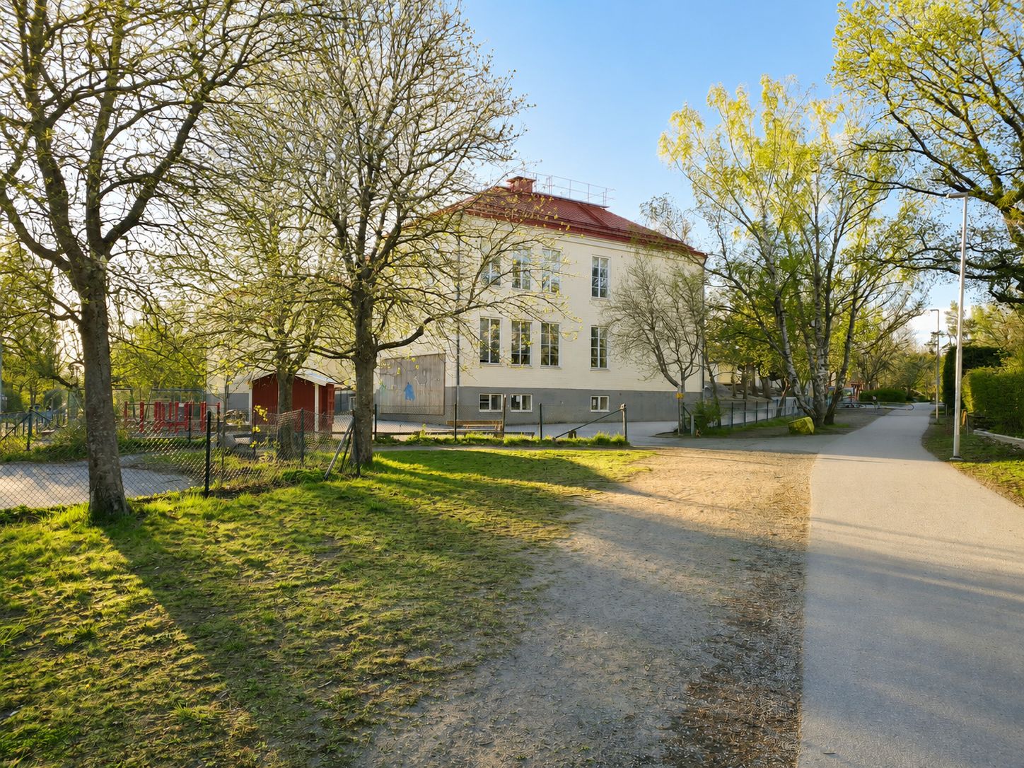 Närliggande Björknässkolan.