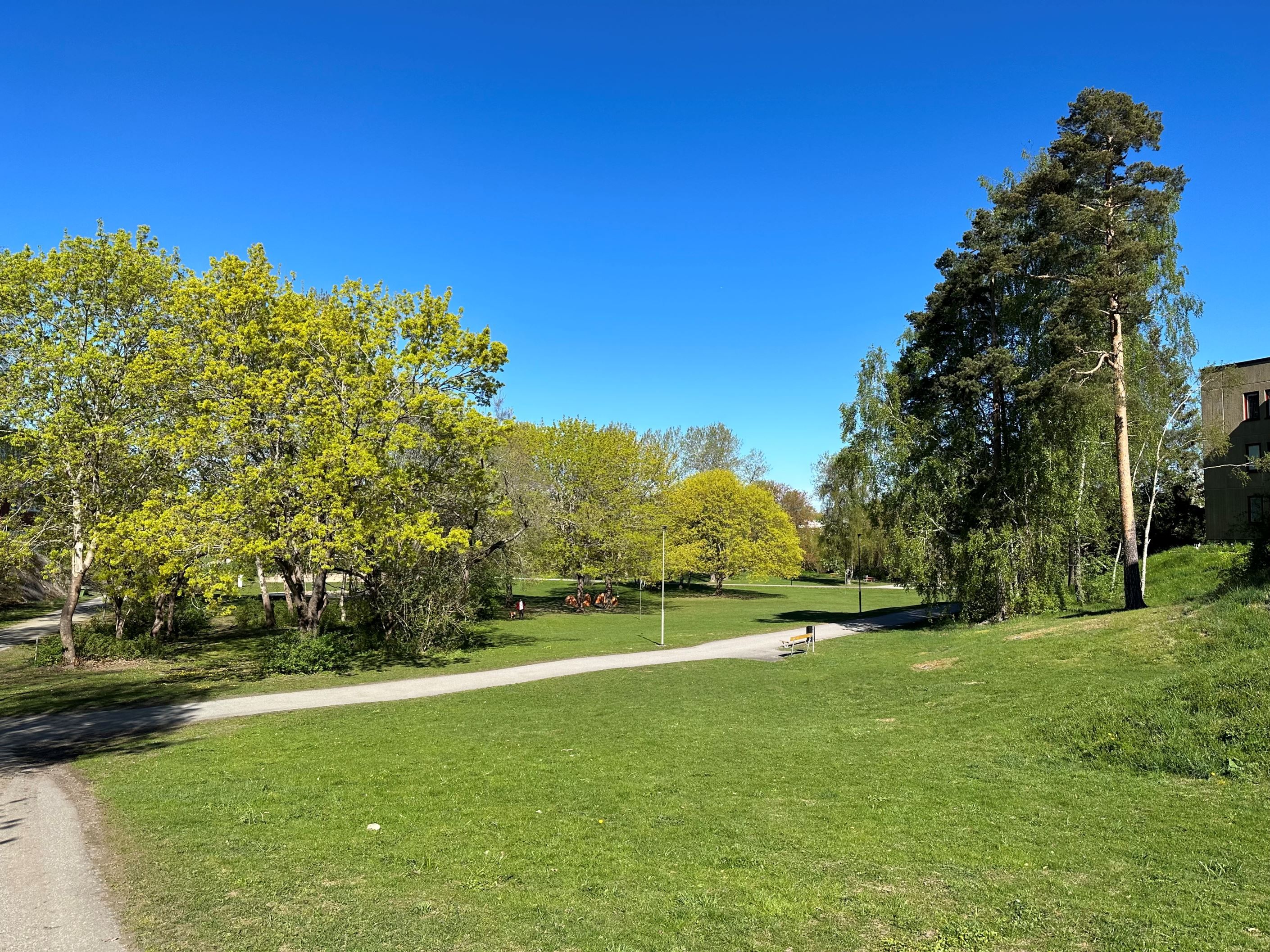 Centrala parken ligger nära med fina lekplatser och tennisbana