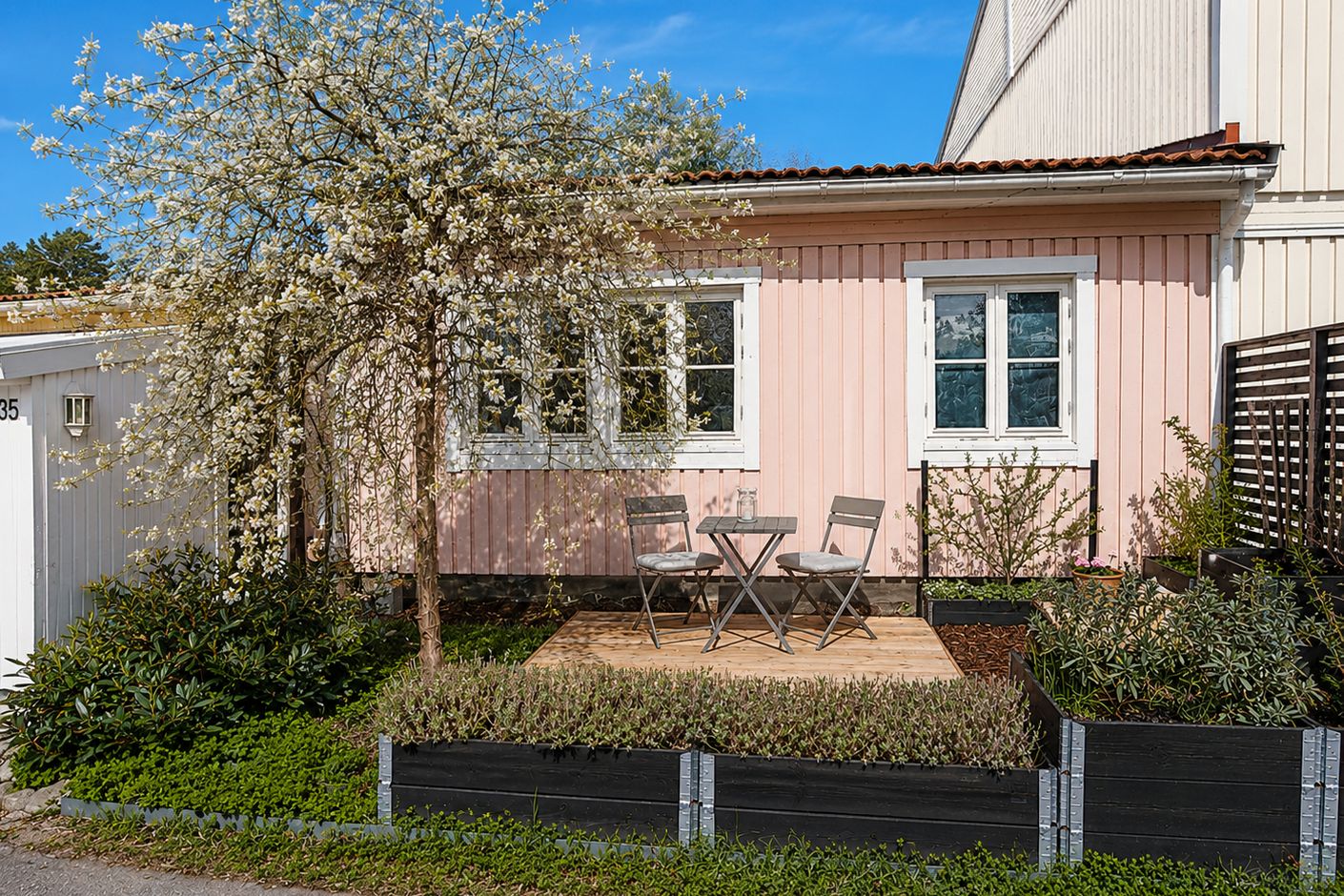 Funktionellt och mysigt trädäck på husets framsida.