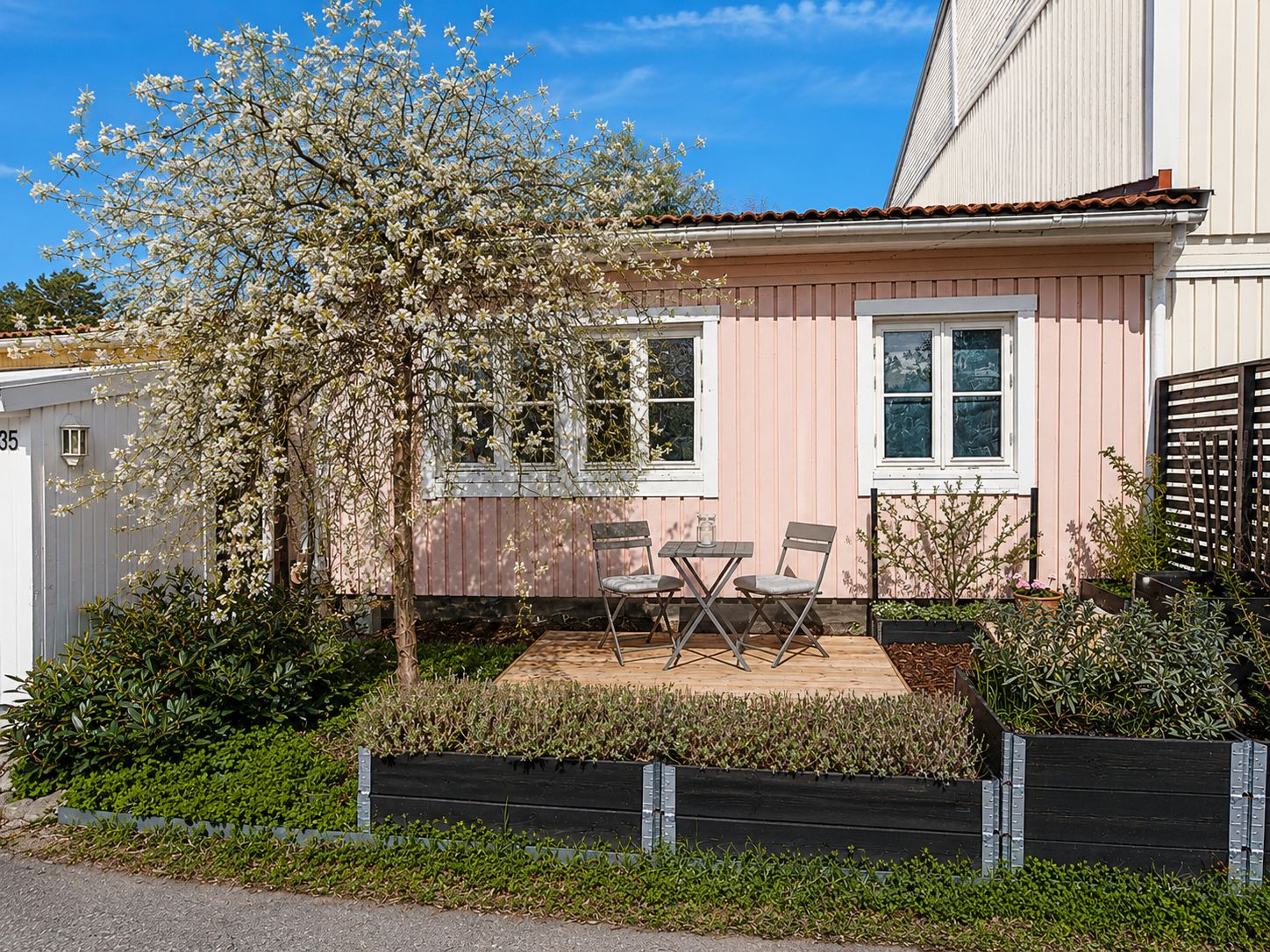 Funktionellt och mysigt trädäck på husets framsida.