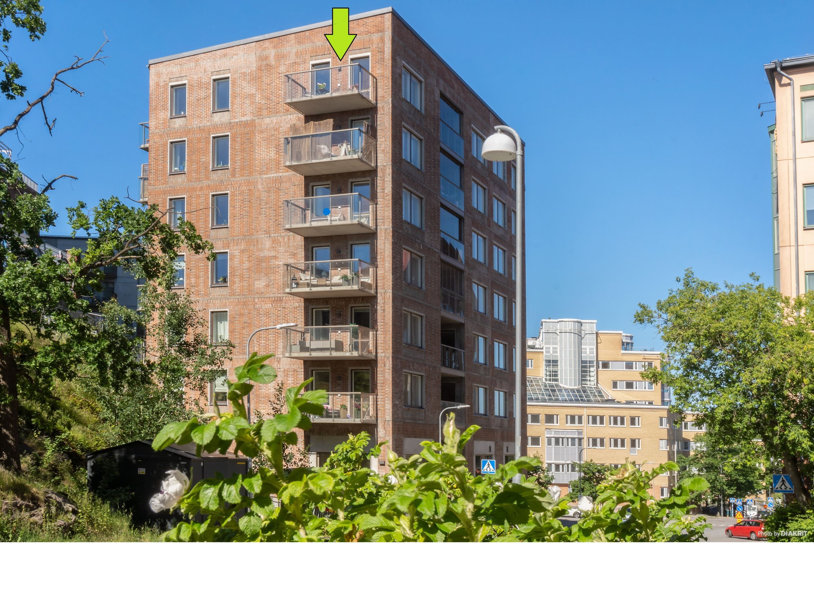 Lägenhetens balkong är den högst upp på gaveln av huset på Lokomobilvägen 2G