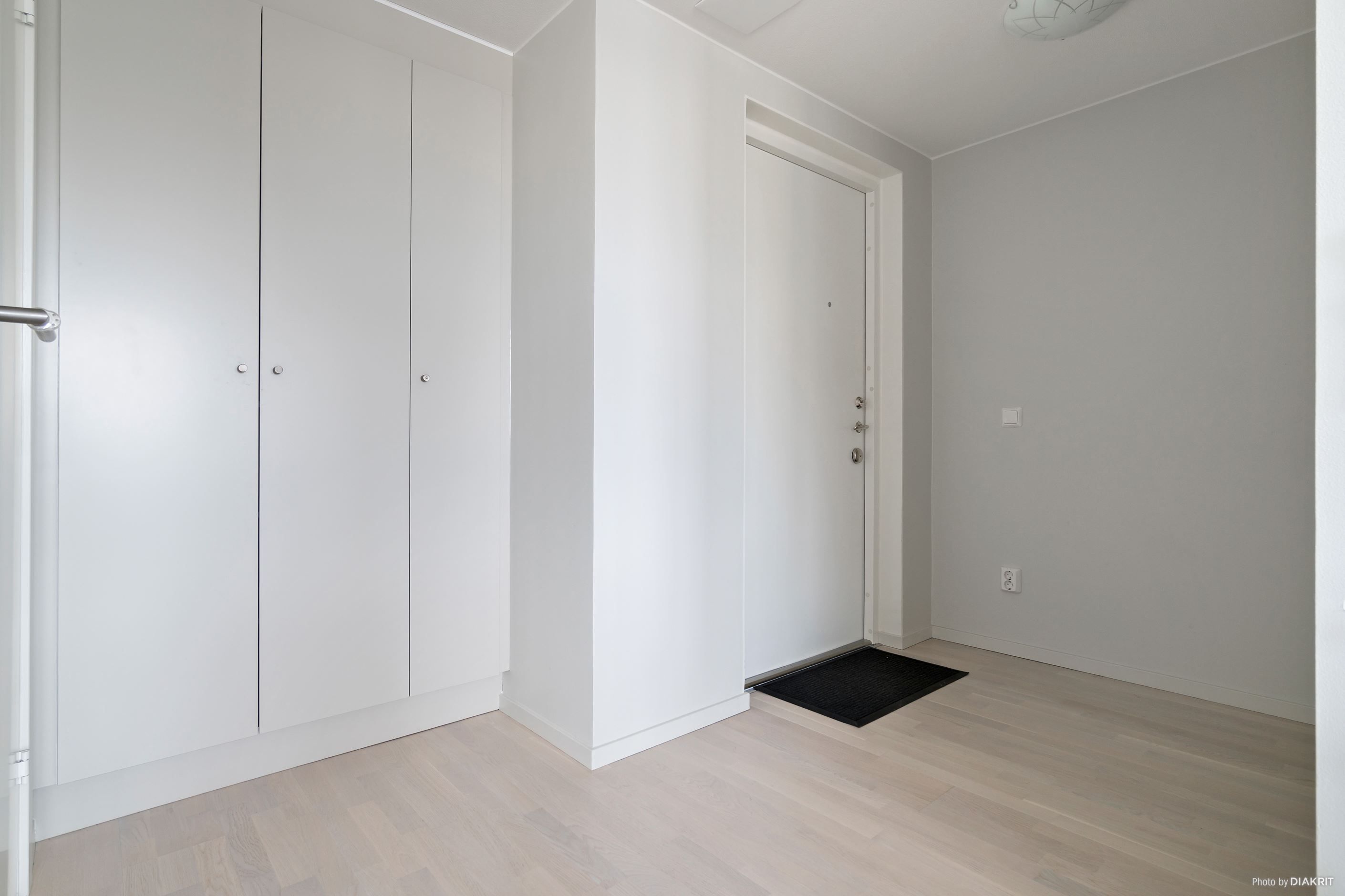 Gott om förvaring i skåp och rymlig skjutdörrsgarderob i hallen