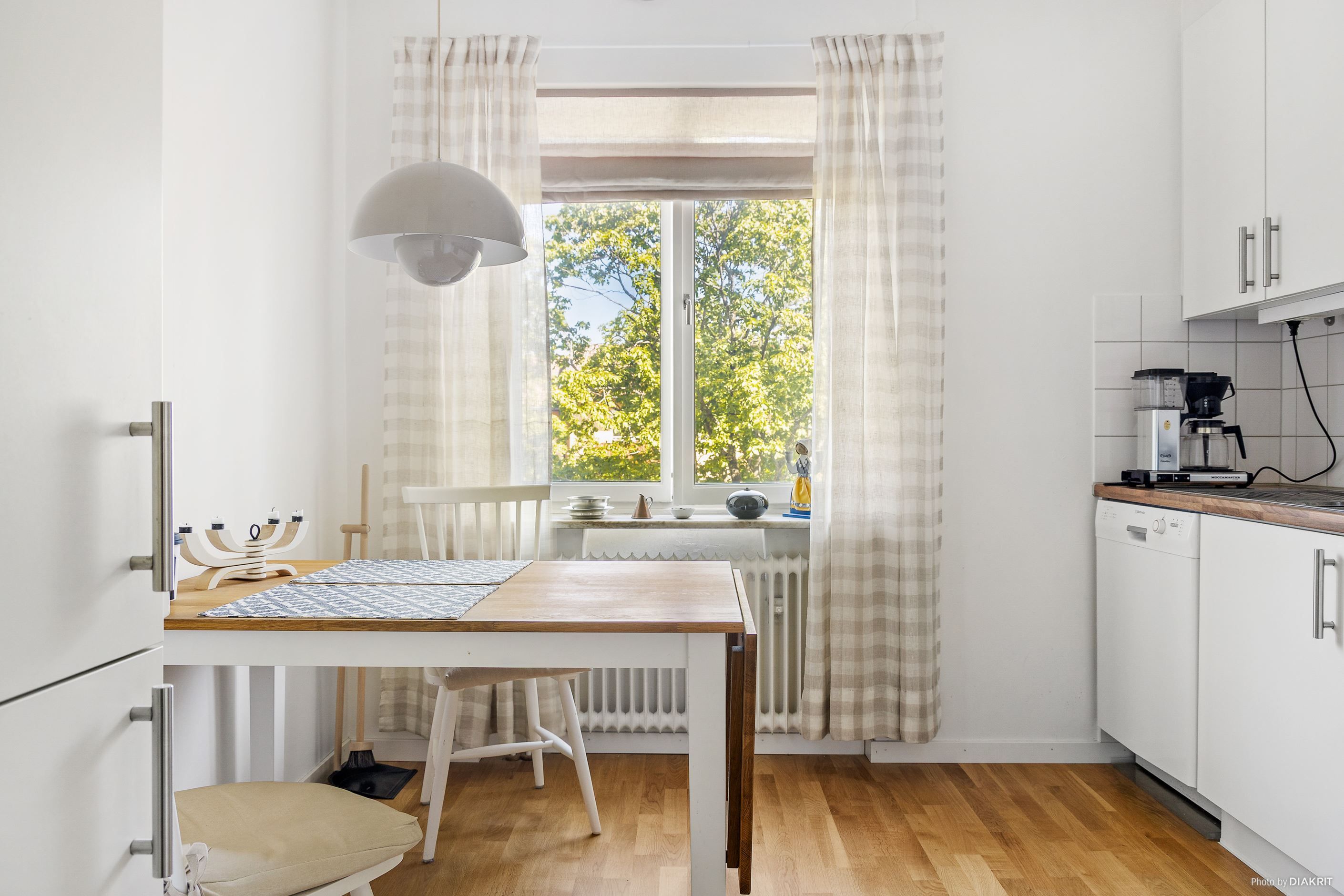 Rymligt kök med plats för matgrupp