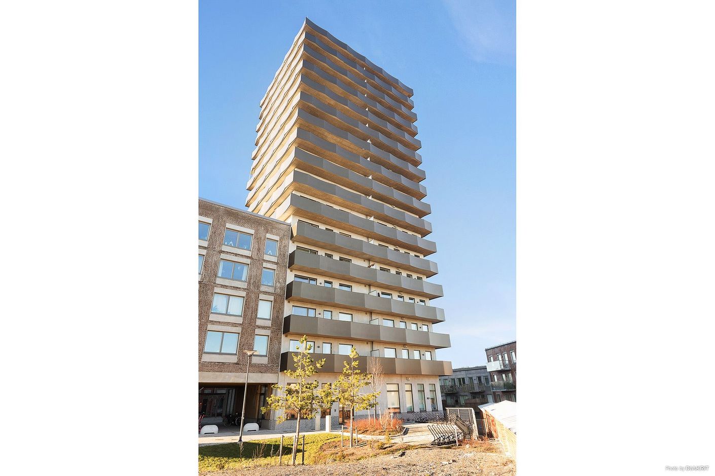 Huset har totalt 20 våningsplan, varav 16 våningar ligger från entréplan på Tändkulevägen och uppåt