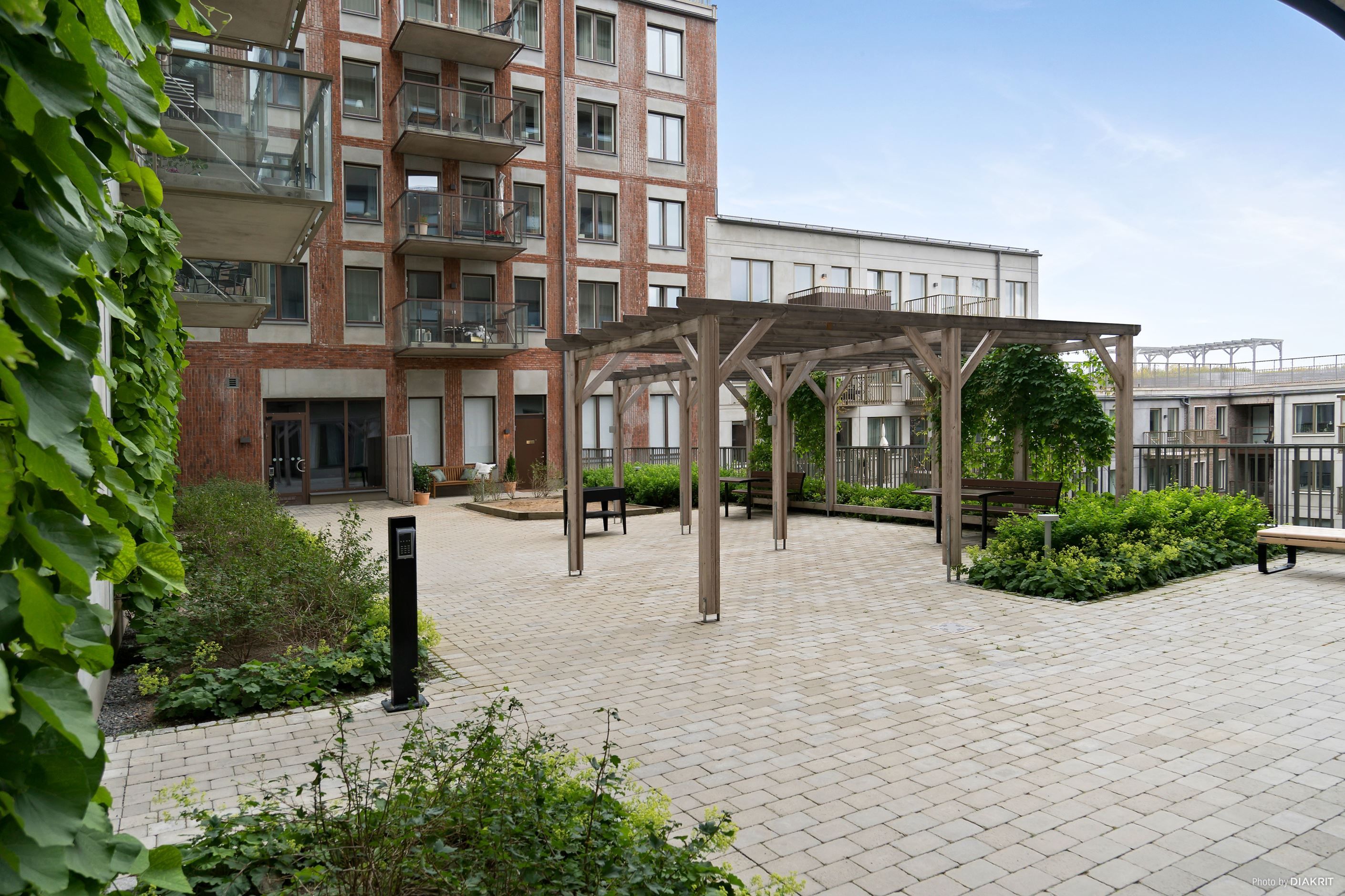 Medlemmarna i Brf Fabriken har även tillgång till den övre innergården med grillplats och pergola