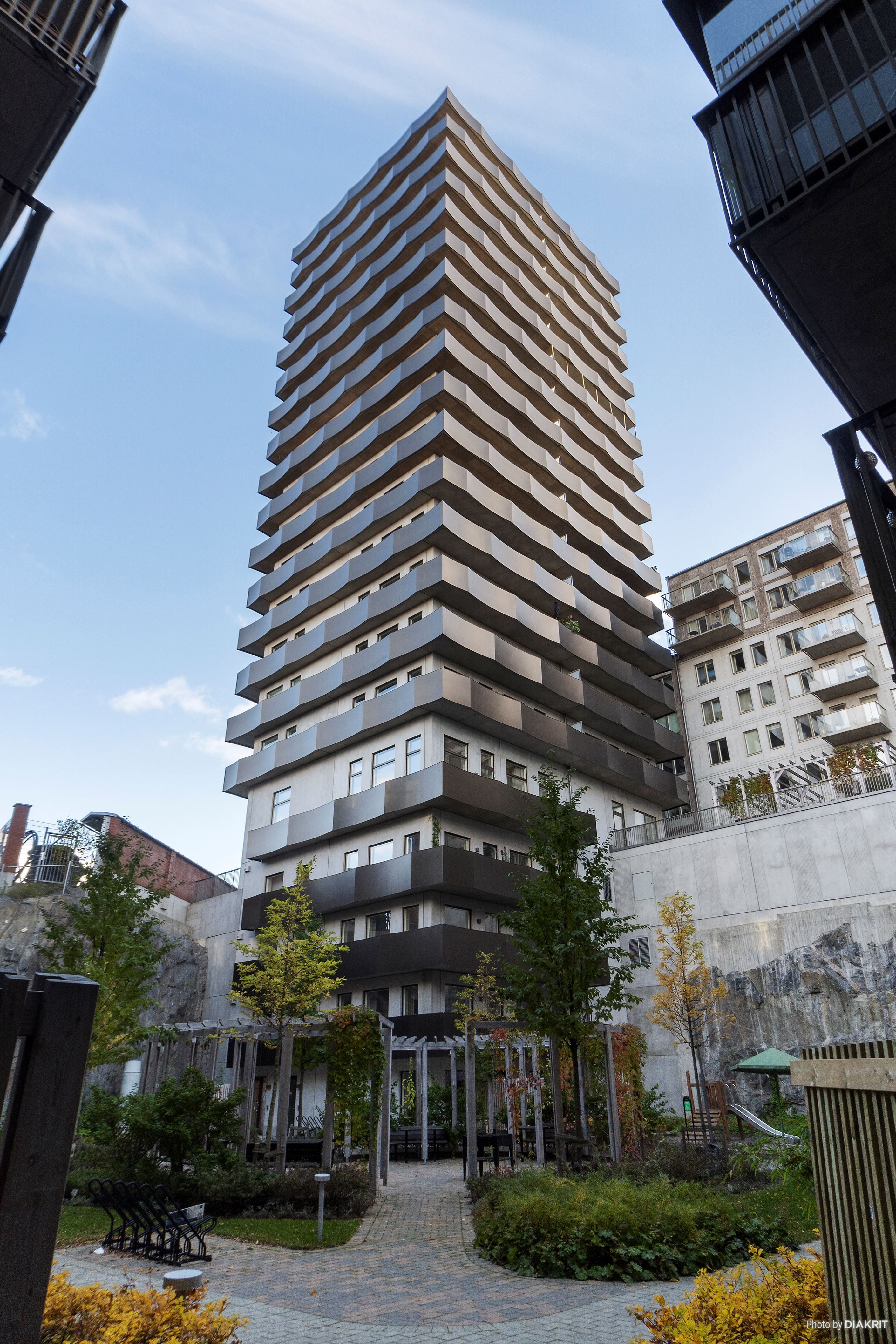 Brf Fabriken med sina totalt 20 våningar. Bild tagen från nedre innergården.