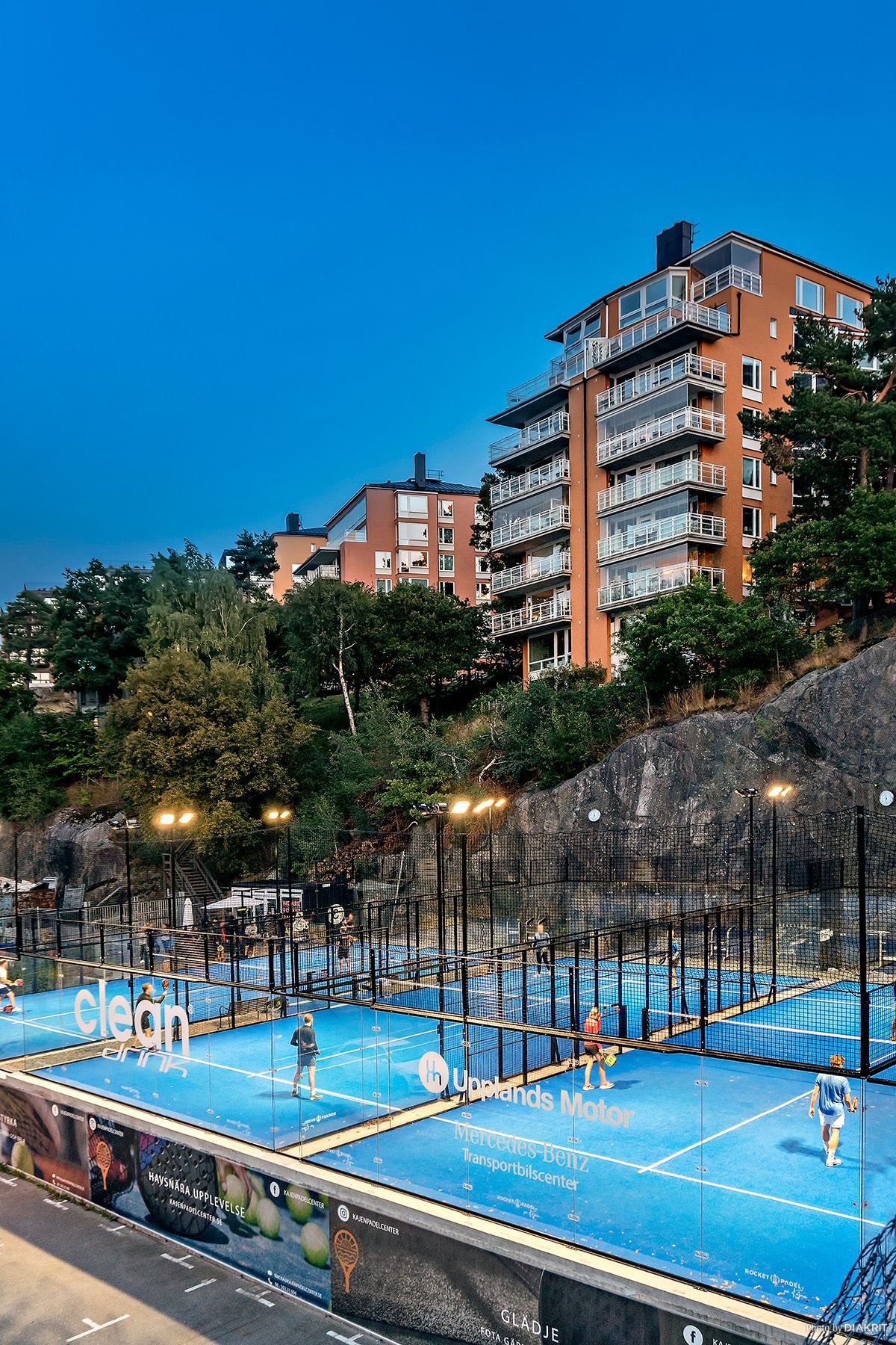 Padelbanor och minigolfbana finns nere vid Kajen i Nacka strand