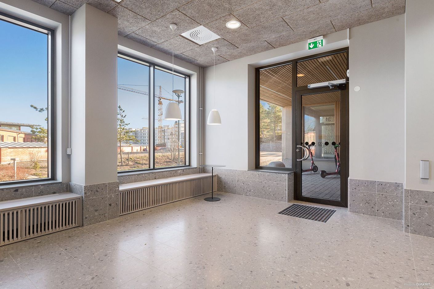 Brf Fabrikens ljusa fina huvudentré ligger på plan 4 i huset