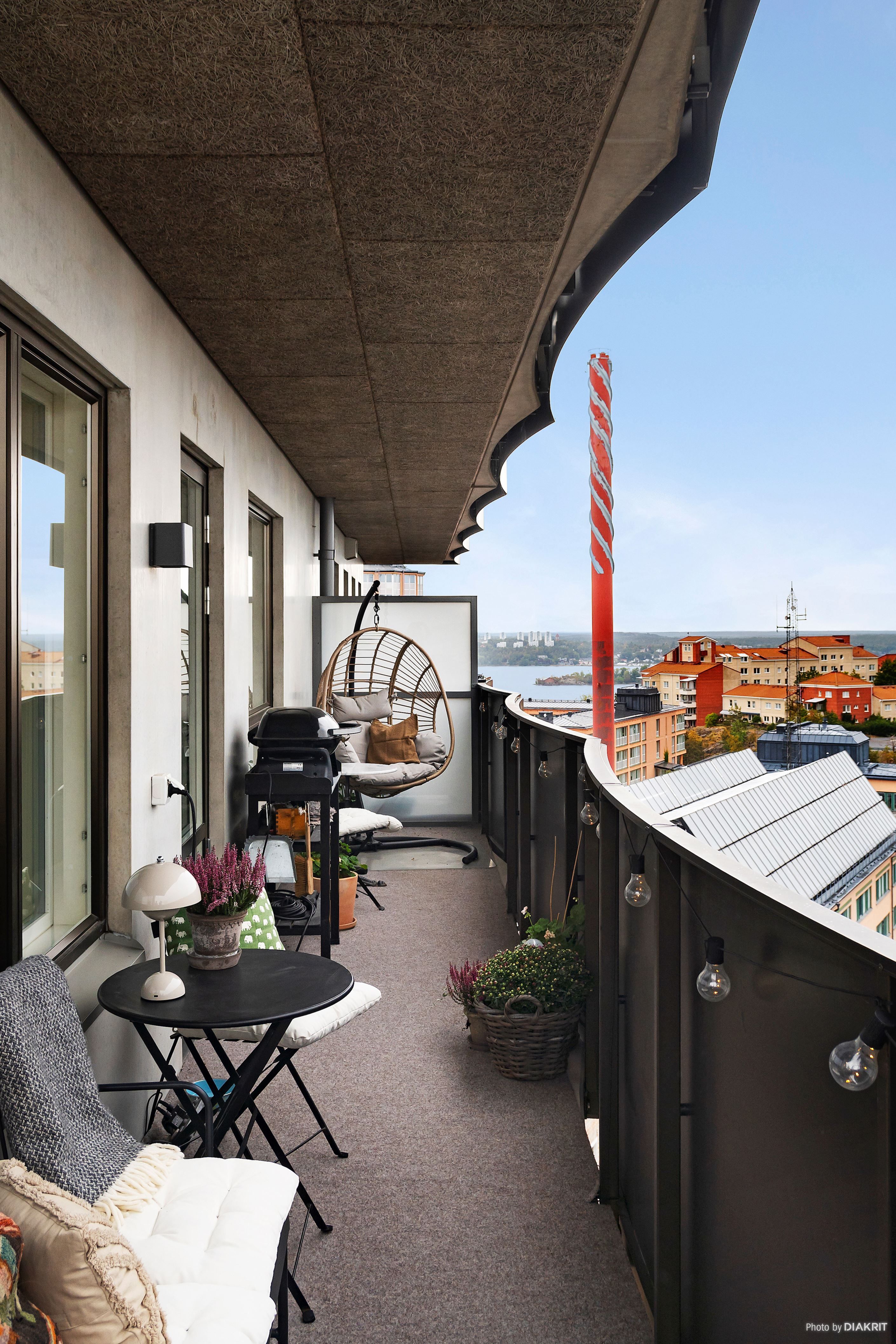 Från lägenhetens stora balkong får du även en glimt av vattnet i Stockholms inlopp
