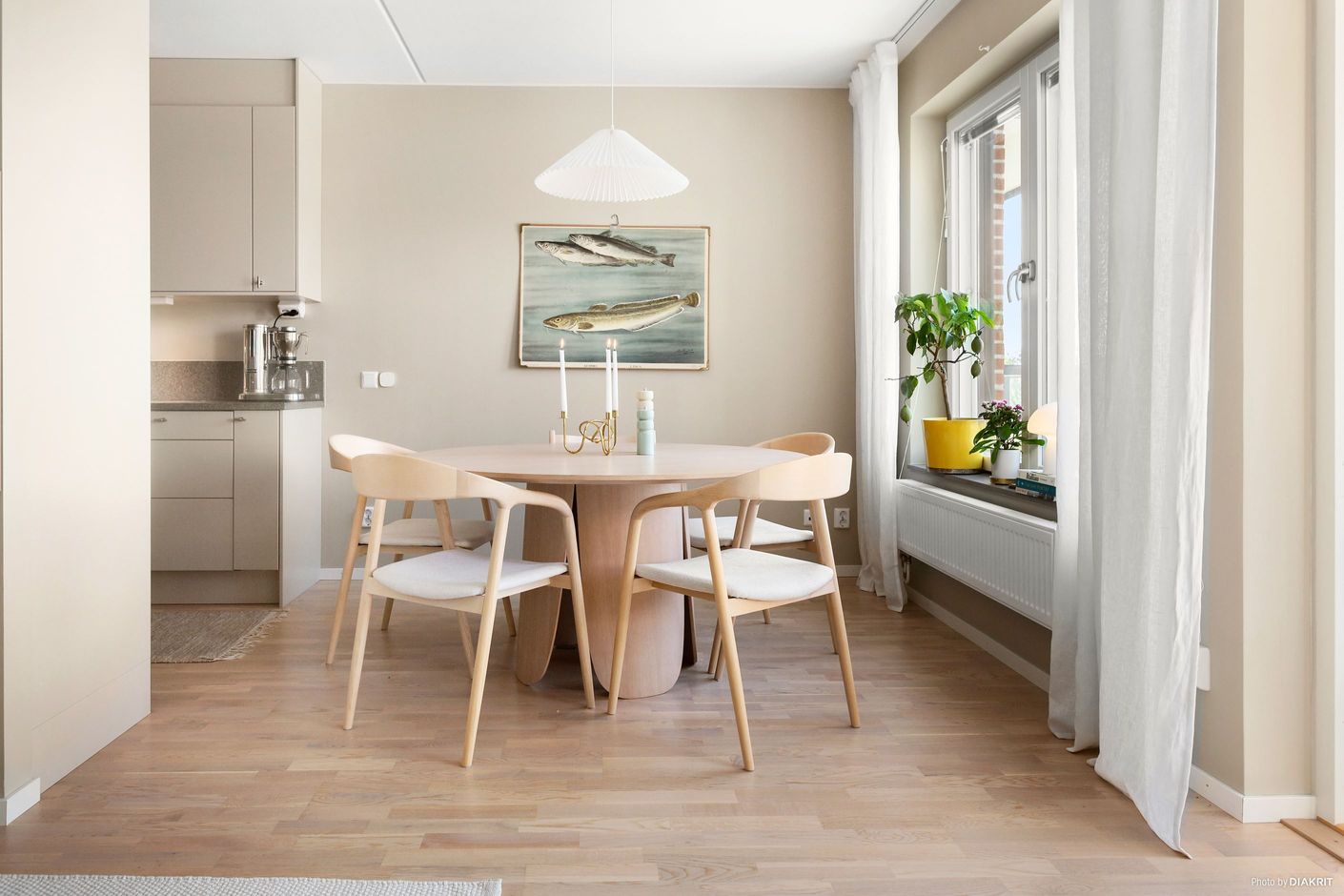 Rymlig matplats, trevligt placerad vid fönster