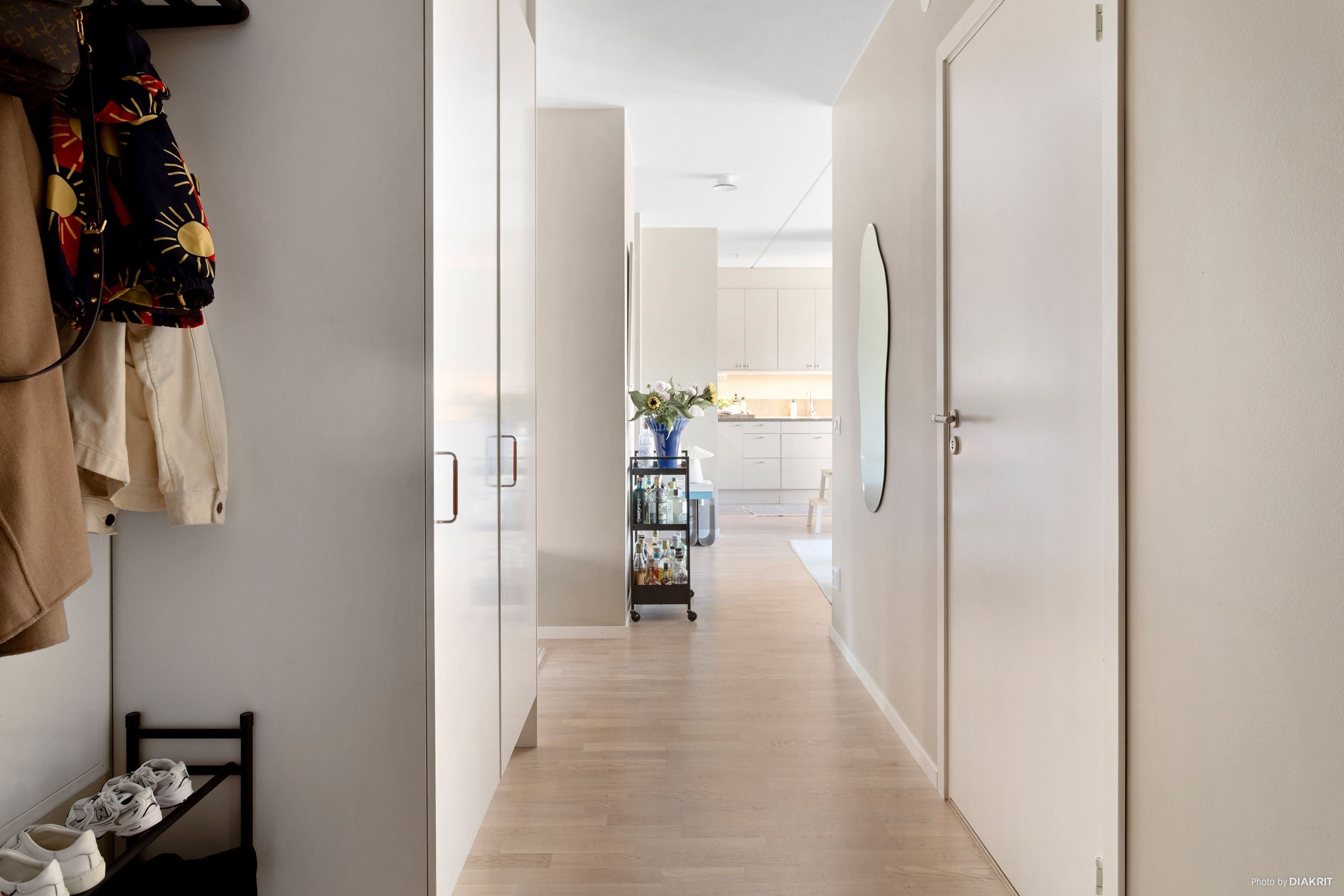 Hall med plats för avhängning av ytterkläder och gott om förvaring