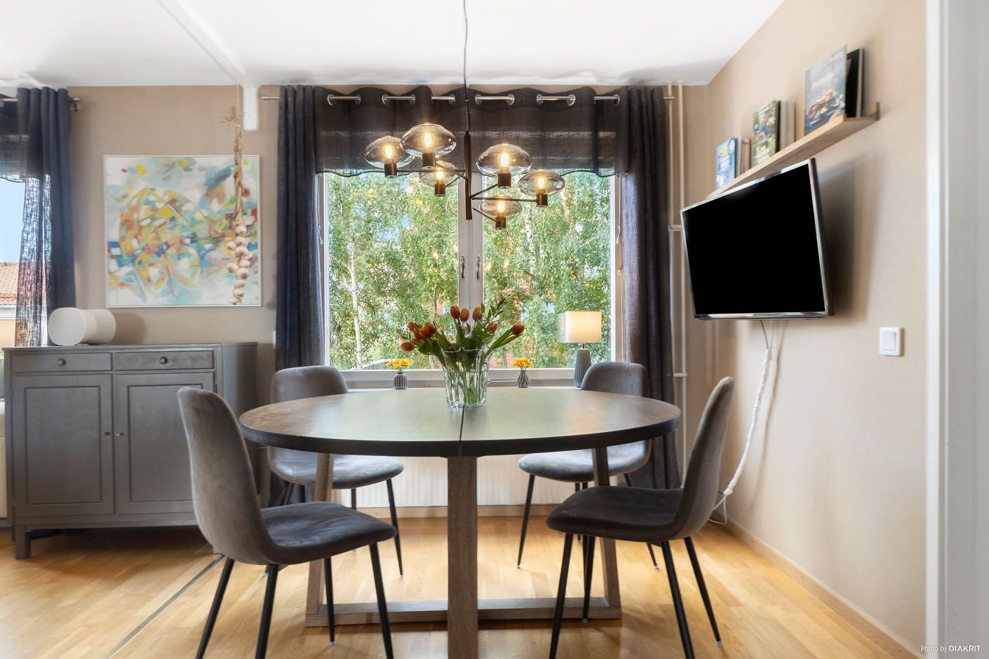 Trevlig matplats vid fönster