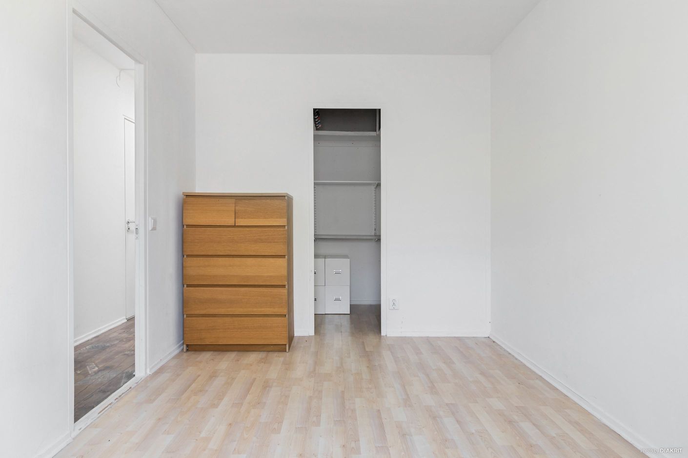 I anslutning till sovrummet finns en walk-in closet