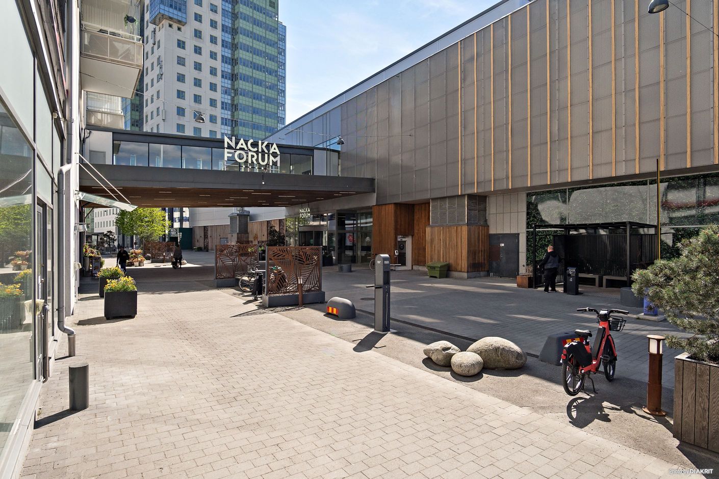 Nacka Forum, med all sin shopping och service, ligger på nära gångavstånd