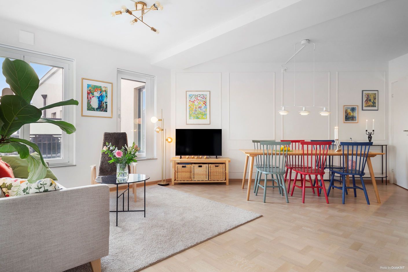 Härlig volym med gott om plats för både soffhörna och matplats