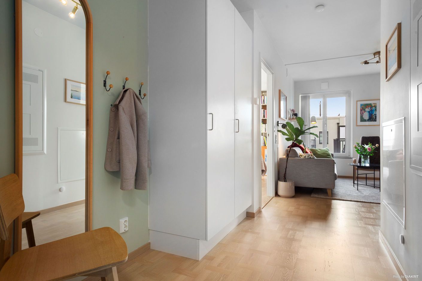 Ljus, välkomnande hall med plats för avhängning av ytterkläder samt förvaring i garderob o städskåp
