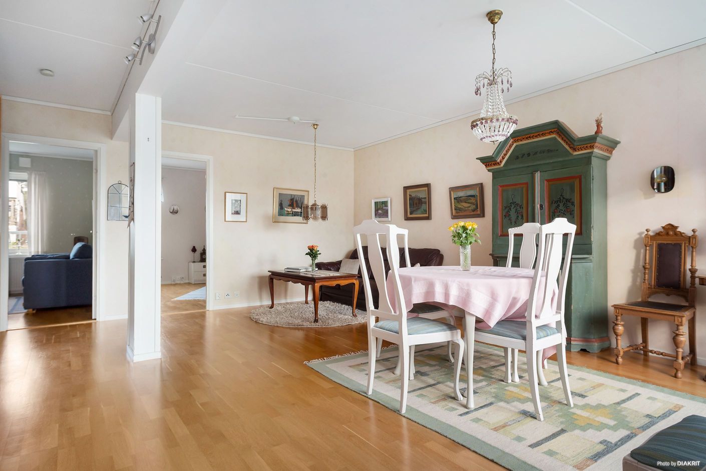 Rymligt vardagsrum med plats för soffgrupp och matplats