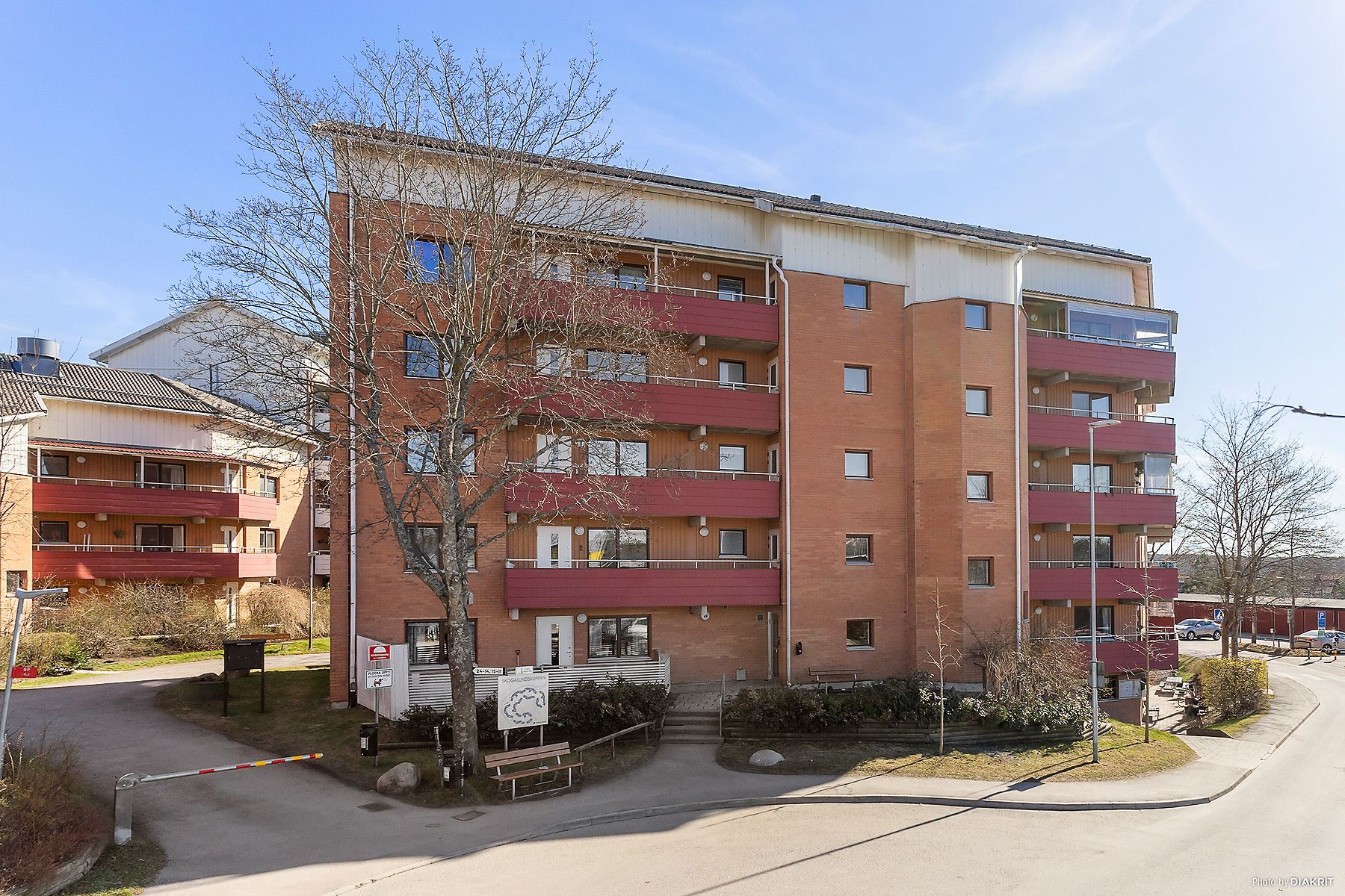 Loftgången ligger på entrésidan av lägenheten och huset