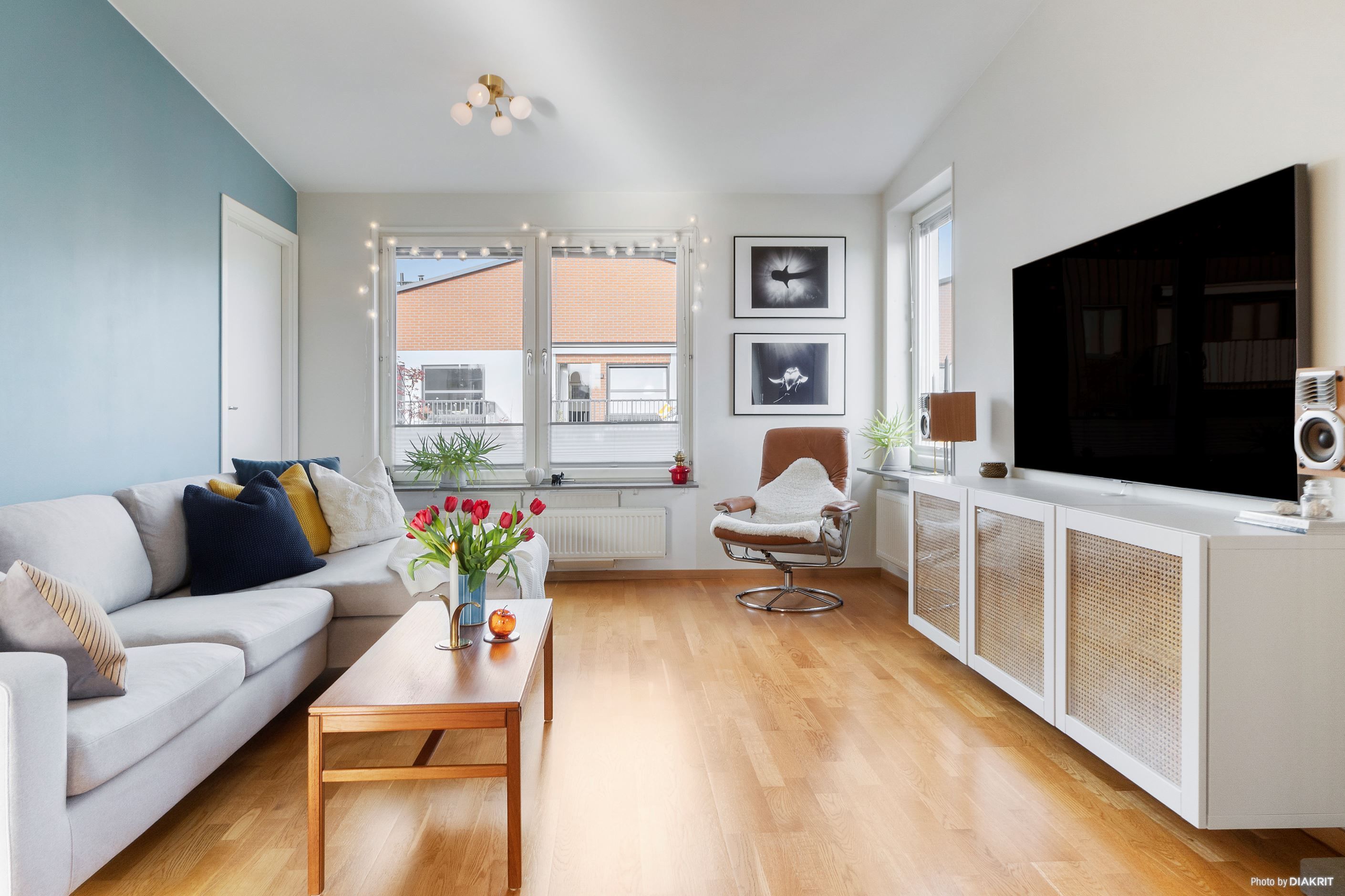 Rymligt vardagsrum med fint ljusinsläpp från fönster i två väderstreck