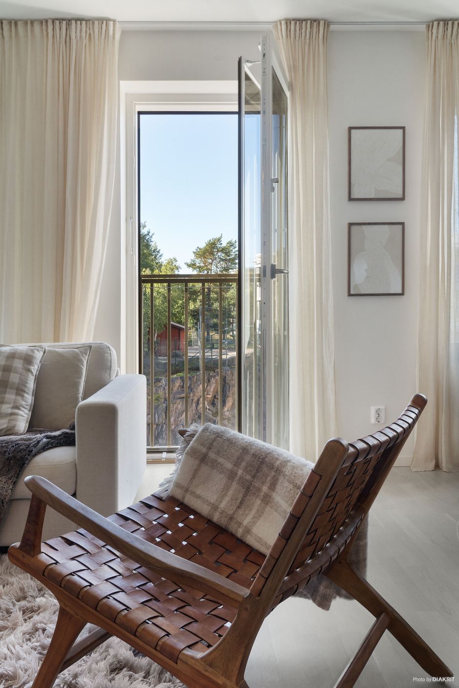 Lägenheten har både en fransk balkong med helglasad dörr åt ena hållet....