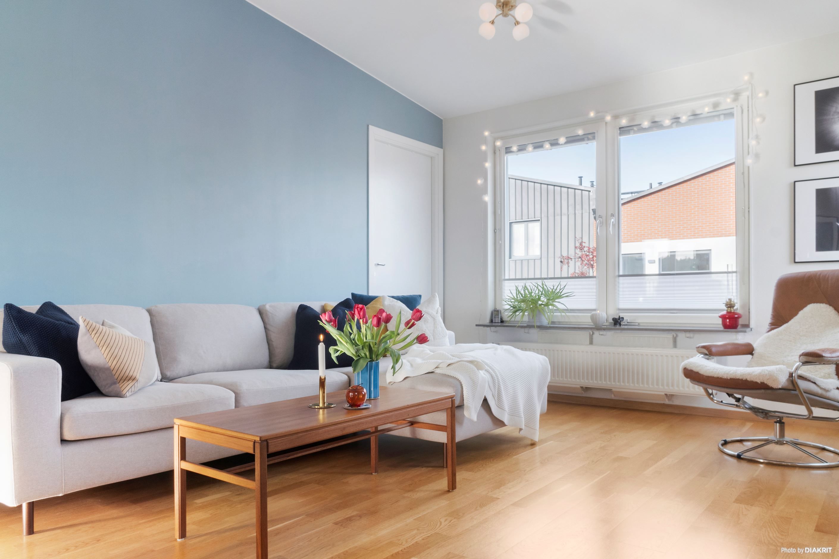 Dörren i hörnet går in till lägenhetens klädkammare/förråd