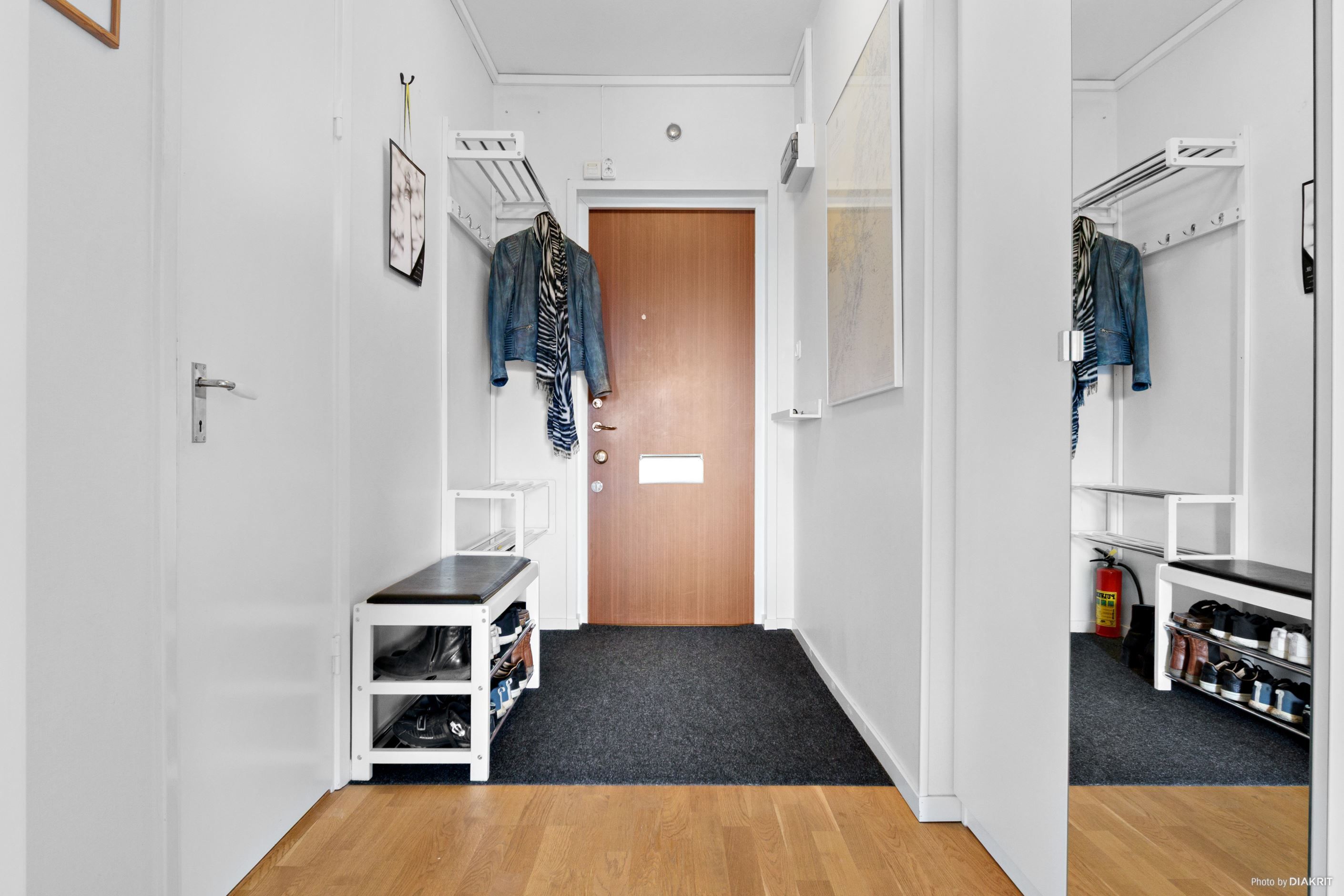 Entré med plats för skoställ och hatthylla