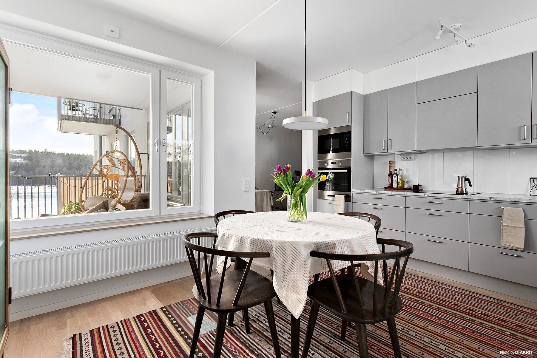 Plats för matgrupp i köket