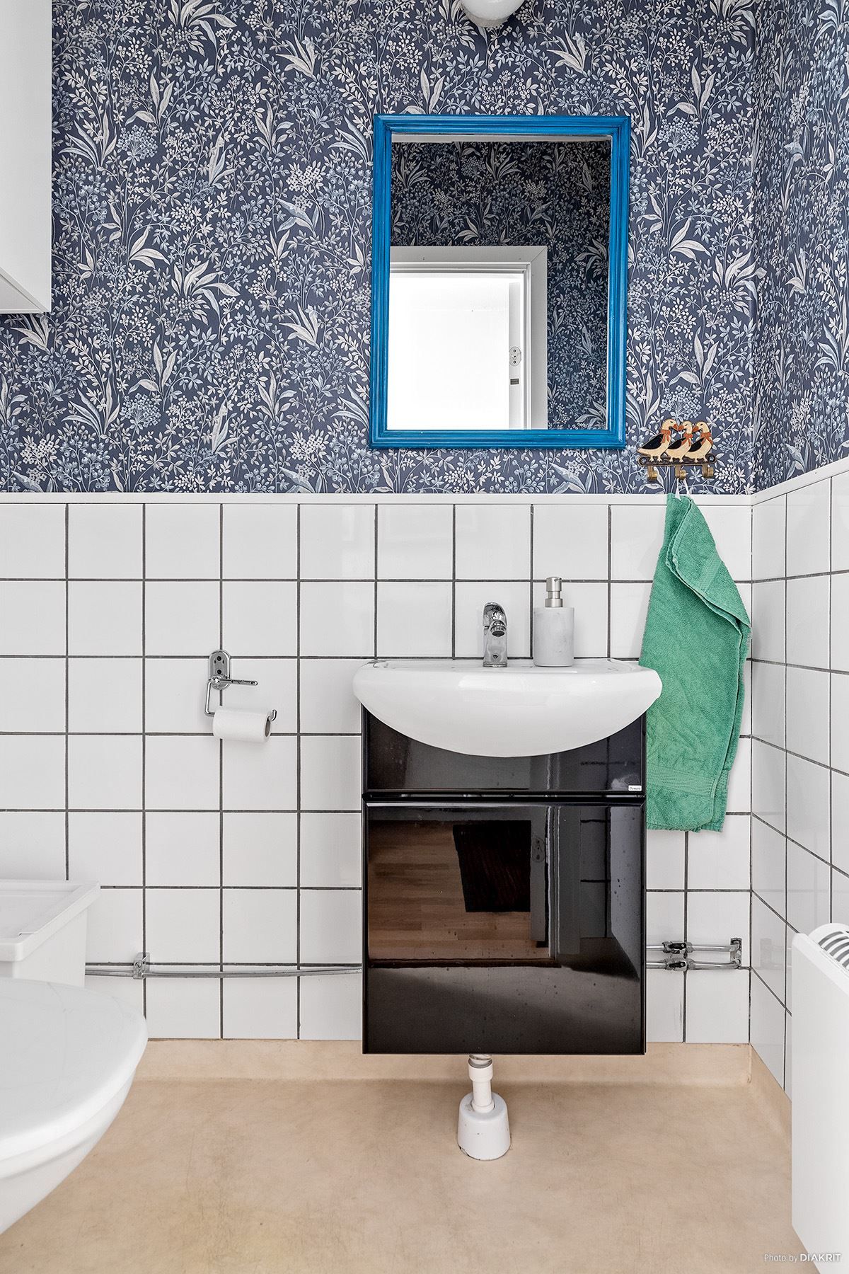 Gästtoalett med vacker tapet