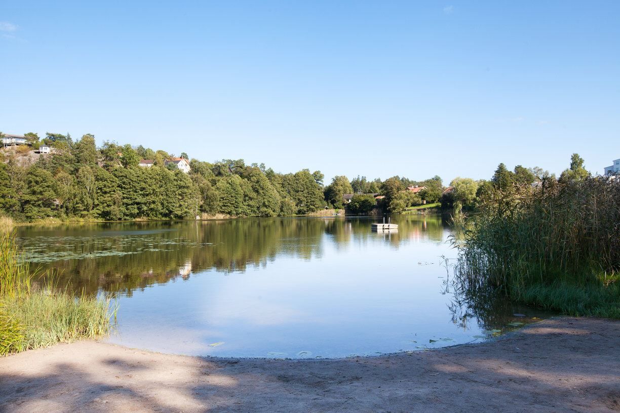 Skurus egen lilla sandstrand i Bastusjön