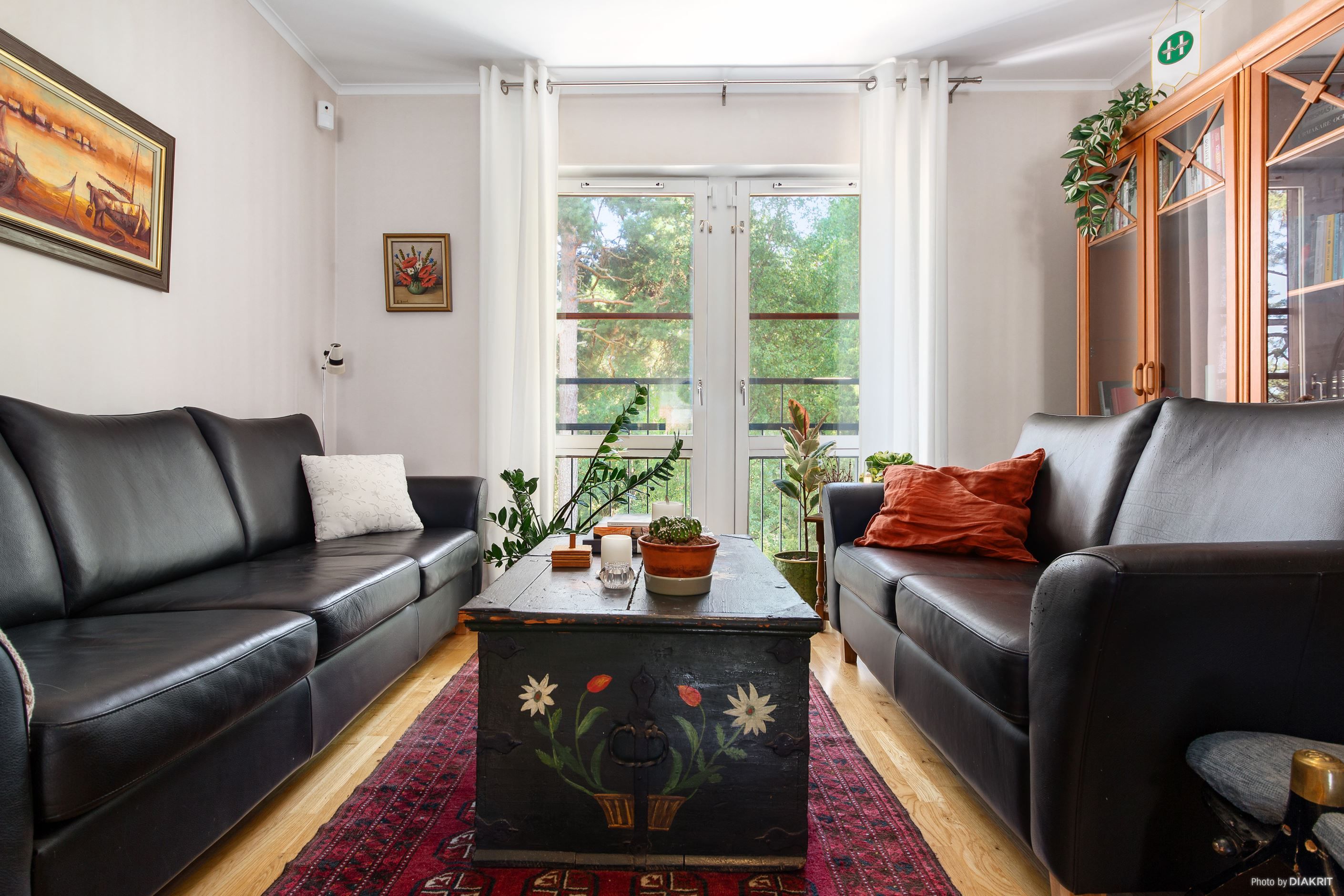 Stor fransk balkong i vardagsrummet