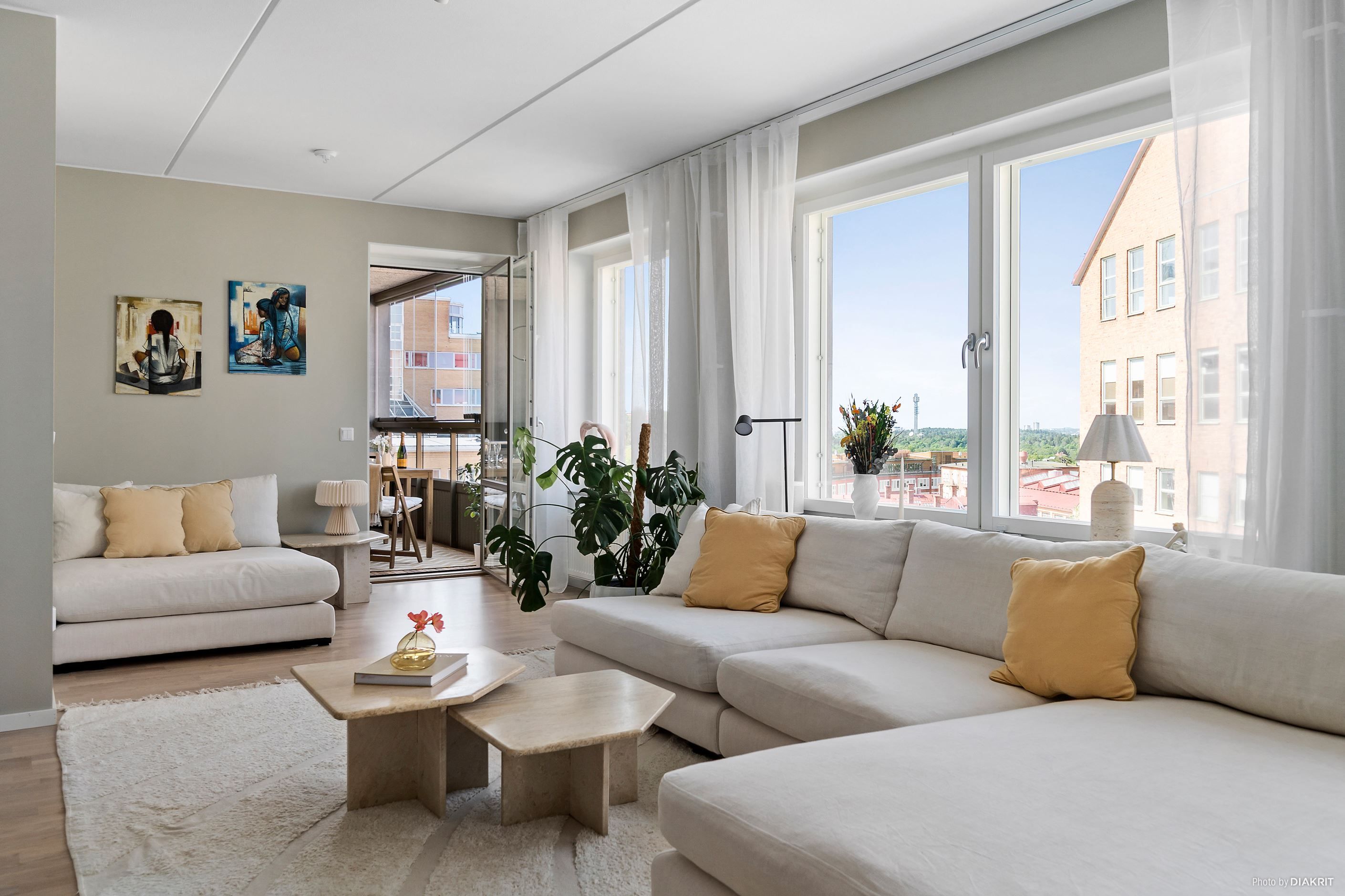 Ljusinsläpp från många fönster och utsikt in mot Stockholm, tack vare bostadens höga läge i huset