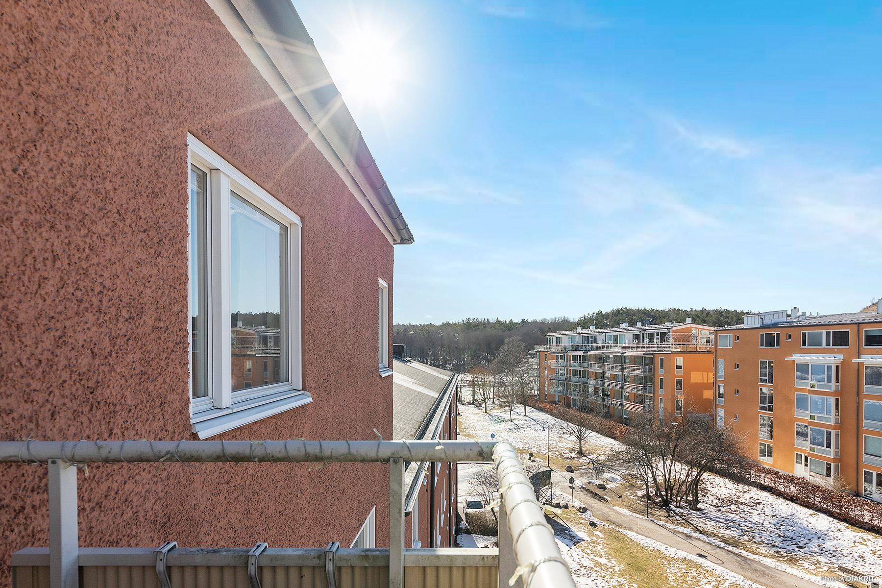Bild tagen från balkongen ner mot Sicklasjön