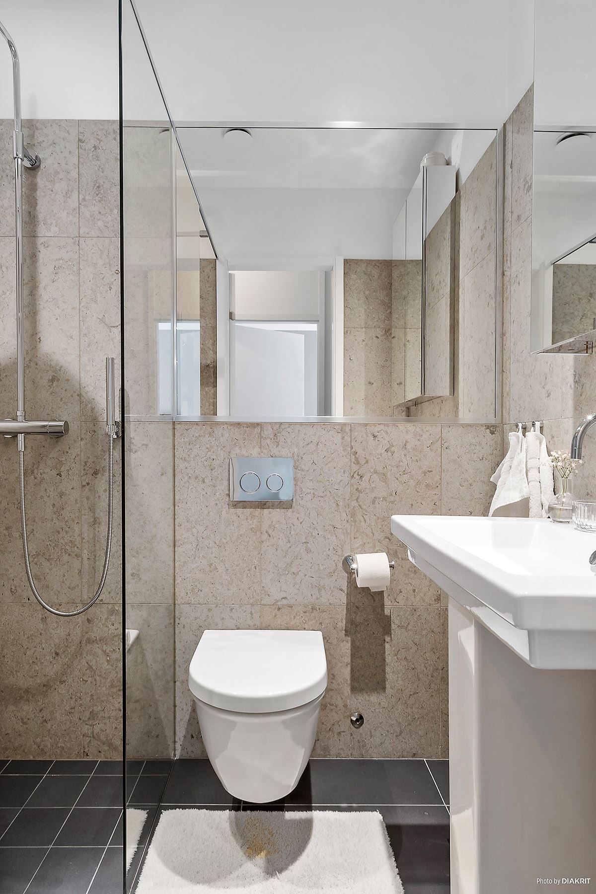 Helkaklad gästtoalett med dusch